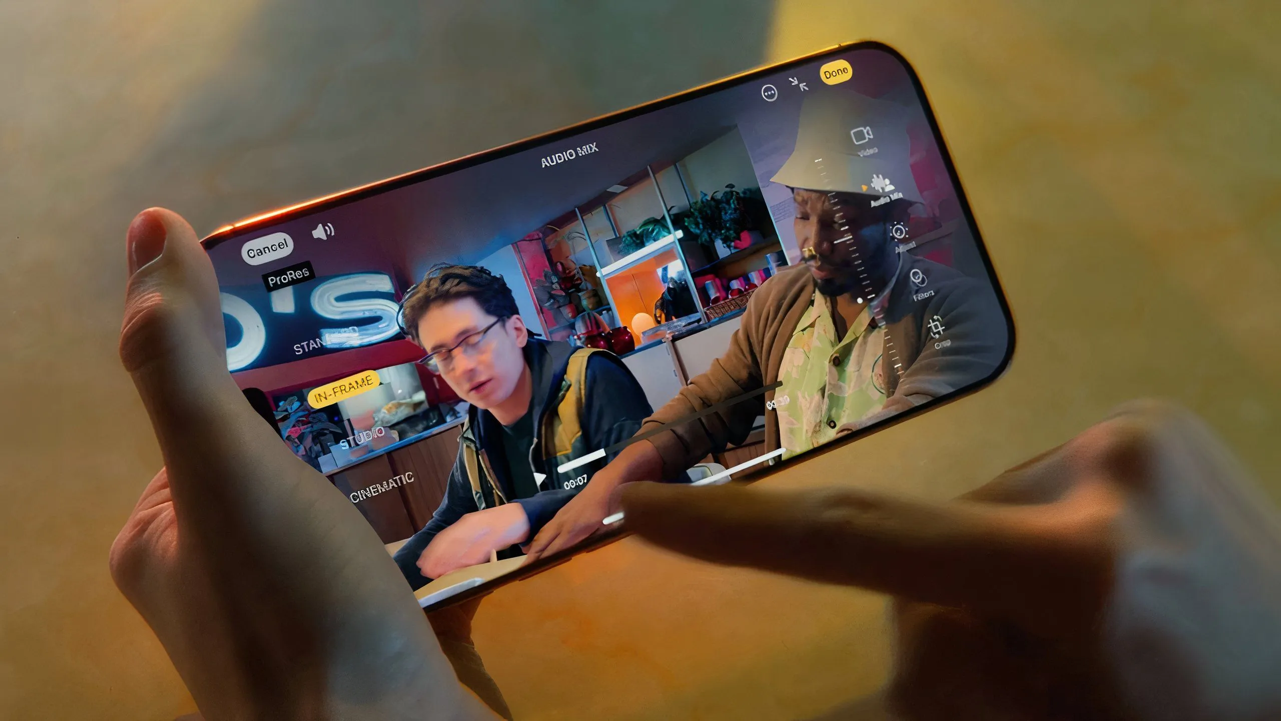 Một người dùng quay video bằng camera iPhone 16 Pro.