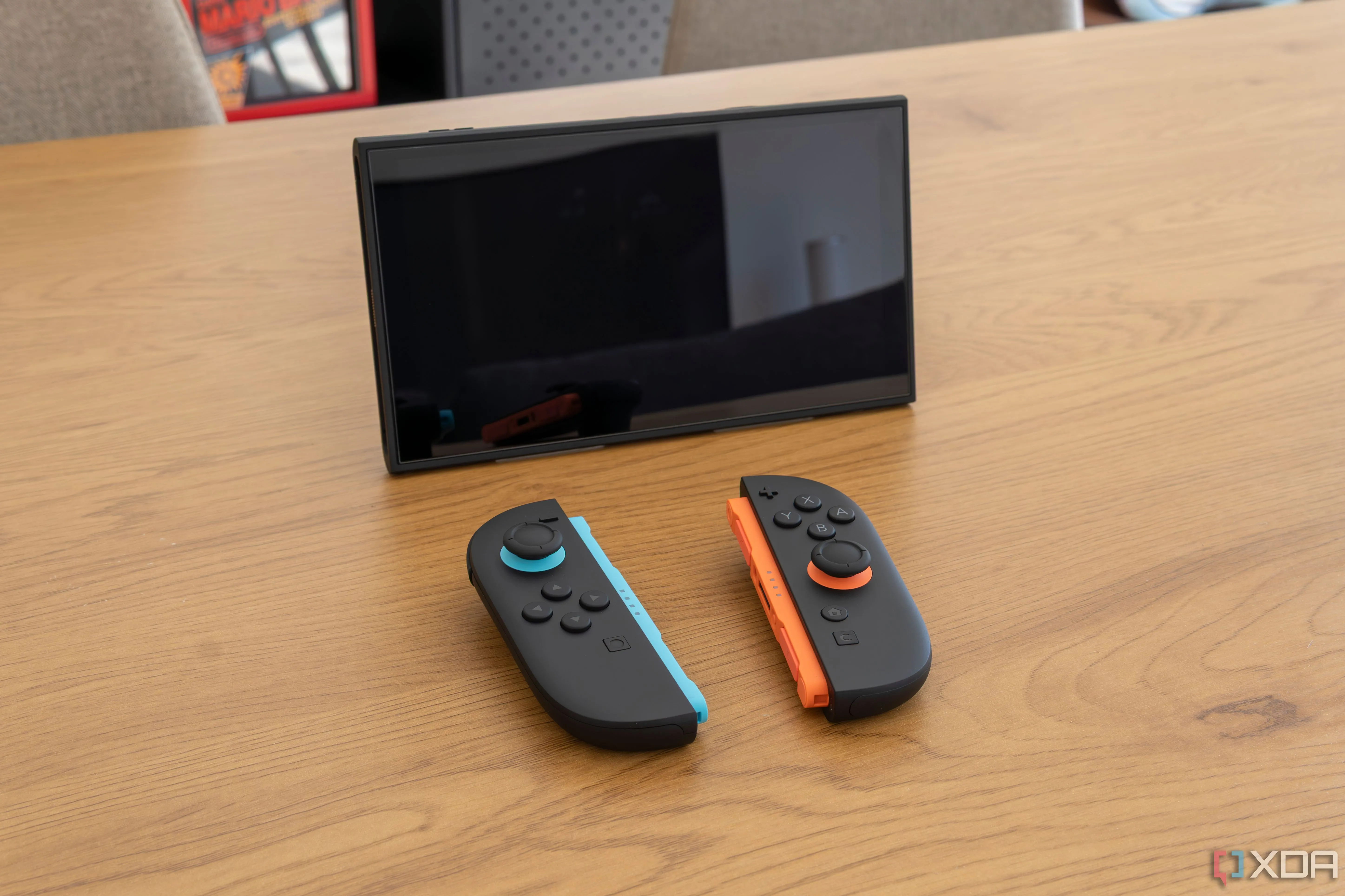 Nintendo Switch 2 ở chế độ tabletop với tay cầm Joy-Con 2 tháo rời