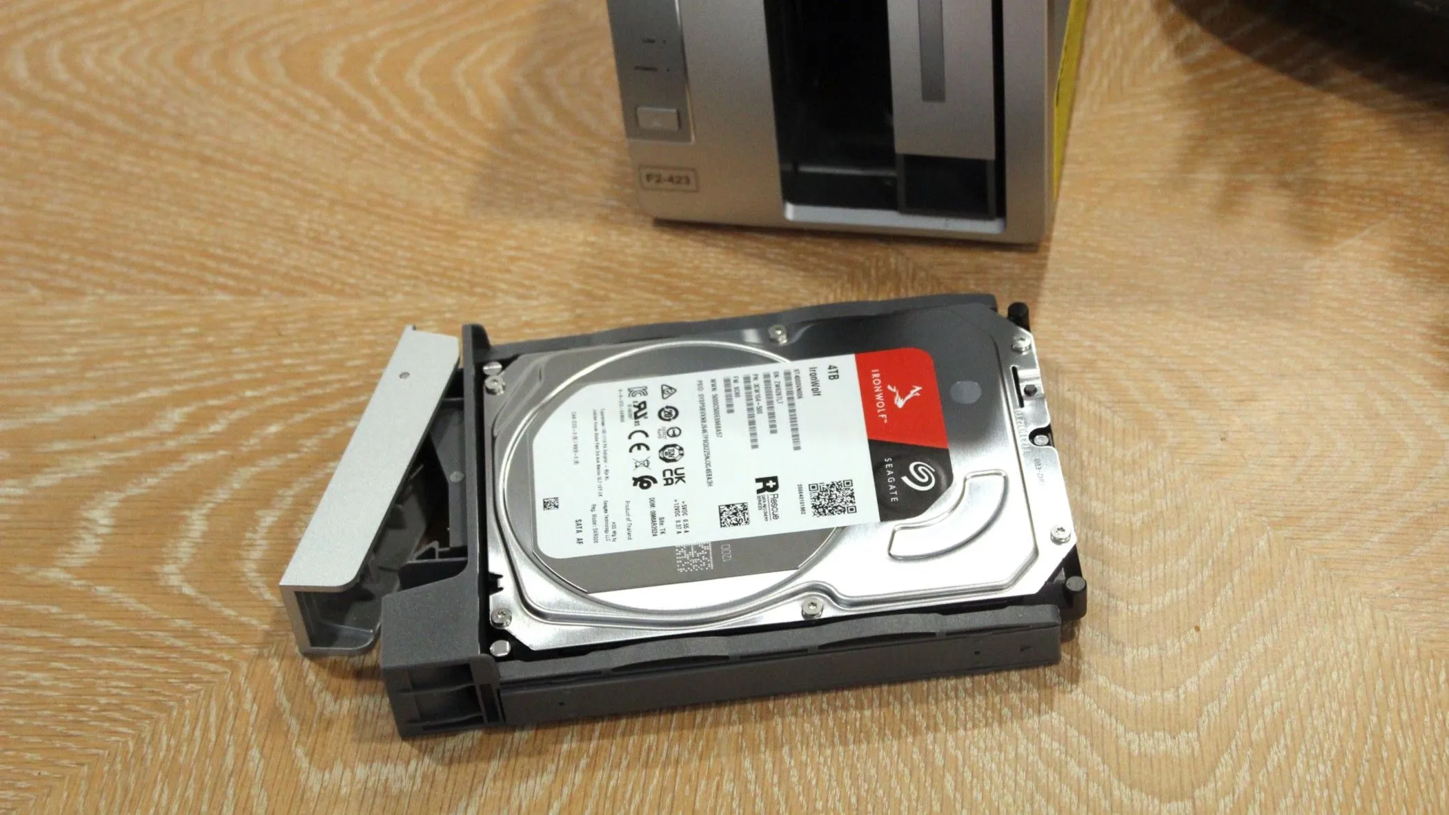 Ổ cứng HDD được đưa vào khay của thiết bị NAS TerraMaster, biểu thị khả năng dễ dàng thêm ổ đĩa vào hệ thống Btrfs