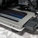 Ổ cứng SSD SATA Crucial BX500 trên bề mặt phản chiếu