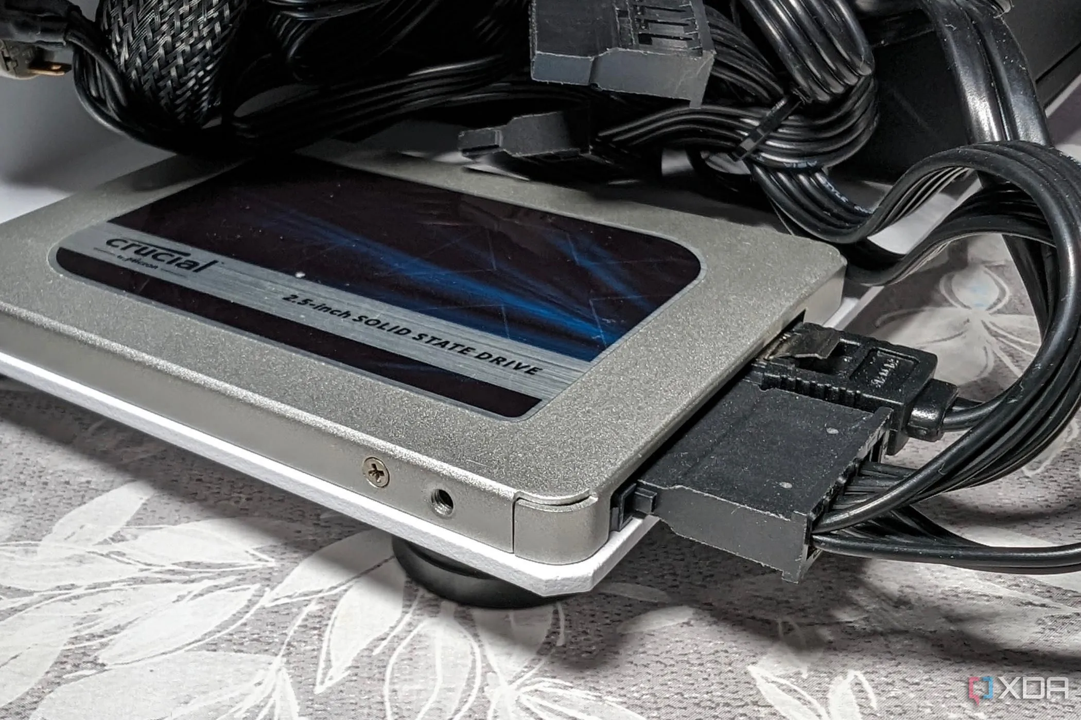 Ổ cứng SSD SATA Crucial BX500 trên bề mặt phản chiếu