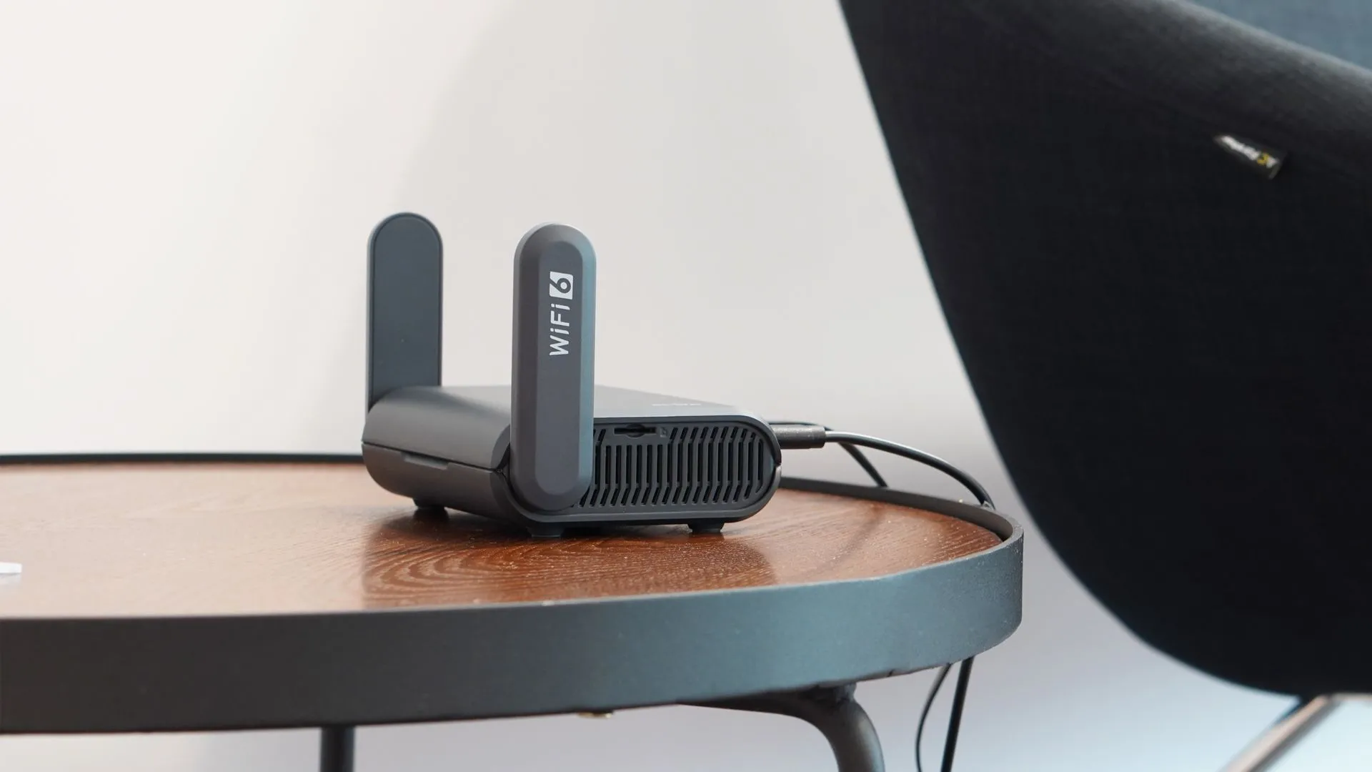 Router GL.iNet chạy hệ điều hành OpenWrt, thiết bị mạng gia đình