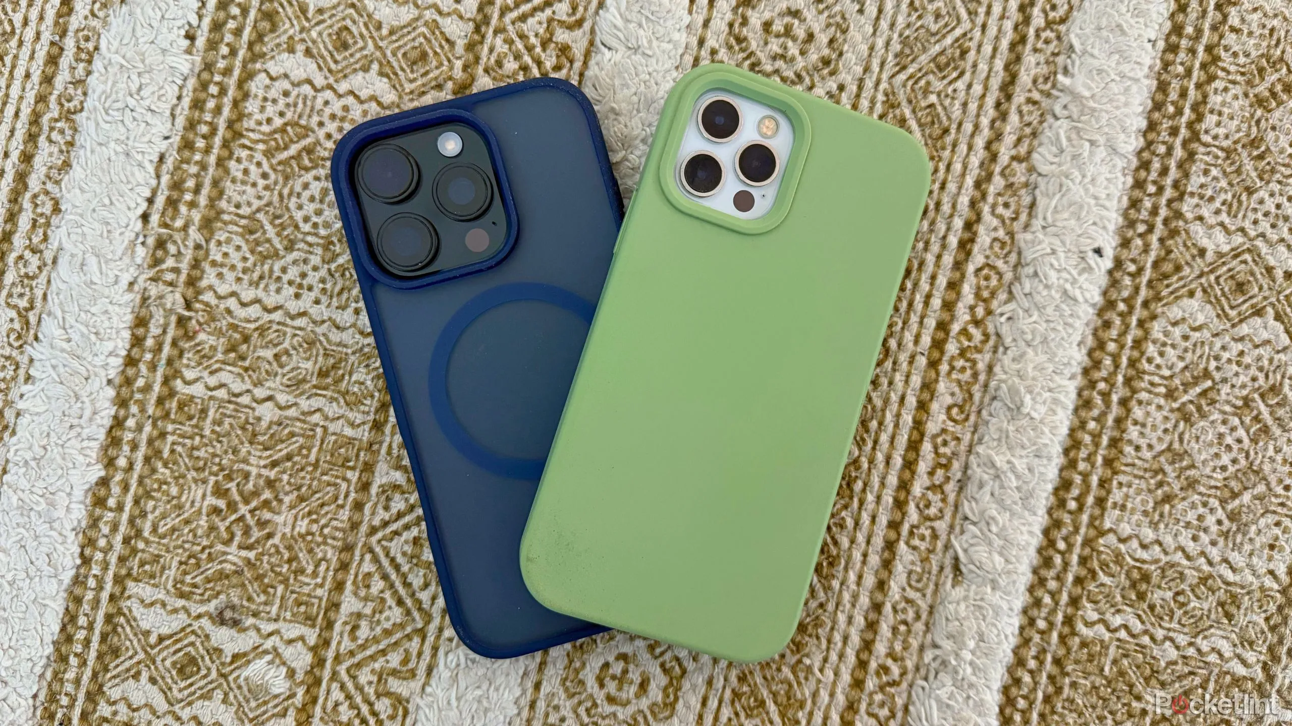 So sánh kích thước iPhone 16 Pro và iPhone 12 Pro đặt cạnh nhau