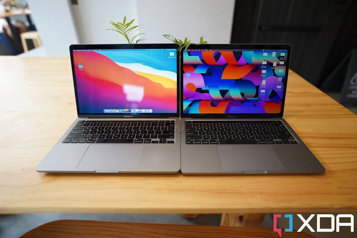 So sánh MacBook Pro 13 inch chip Intel 2020 (trái) và MacBook Pro 13 inch chip M2 2022 (phải) minh họa sự khác biệt giữa Mac dùng chip Intel và Apple Silicon