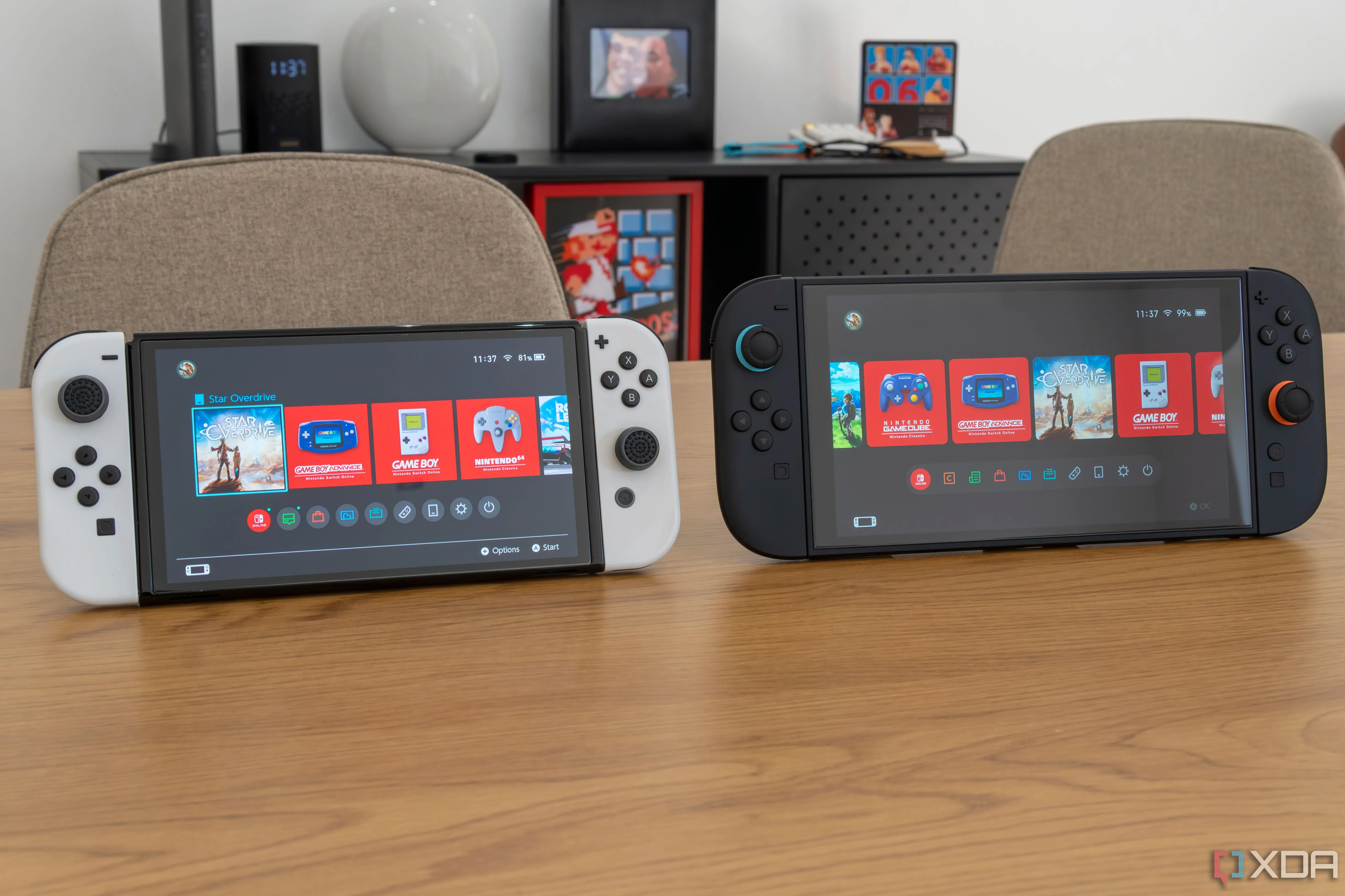 So sánh thiết kế: Máy Nintendo Switch OLED và Nintendo Switch 2 đặt cạnh nhau, hiển thị màn hình chính