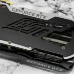 Tản nhiệt (heatsink) và PCB của card đồ họa Zotac Gaming GeForce RTX 4070 Super Trinity Black Edition.