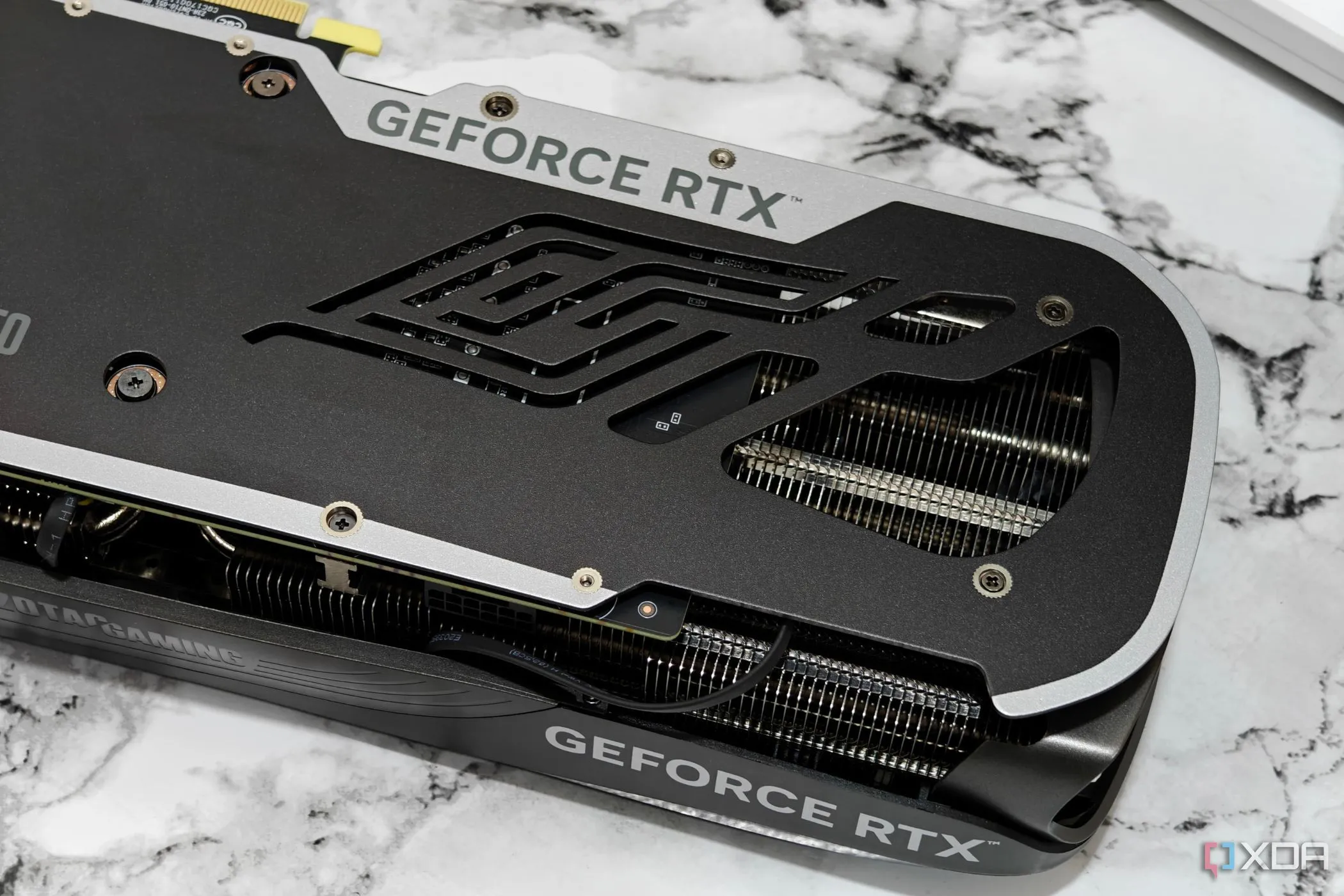 Tản nhiệt (heatsink) và PCB của card đồ họa Zotac Gaming GeForce RTX 4070 Super Trinity Black Edition.