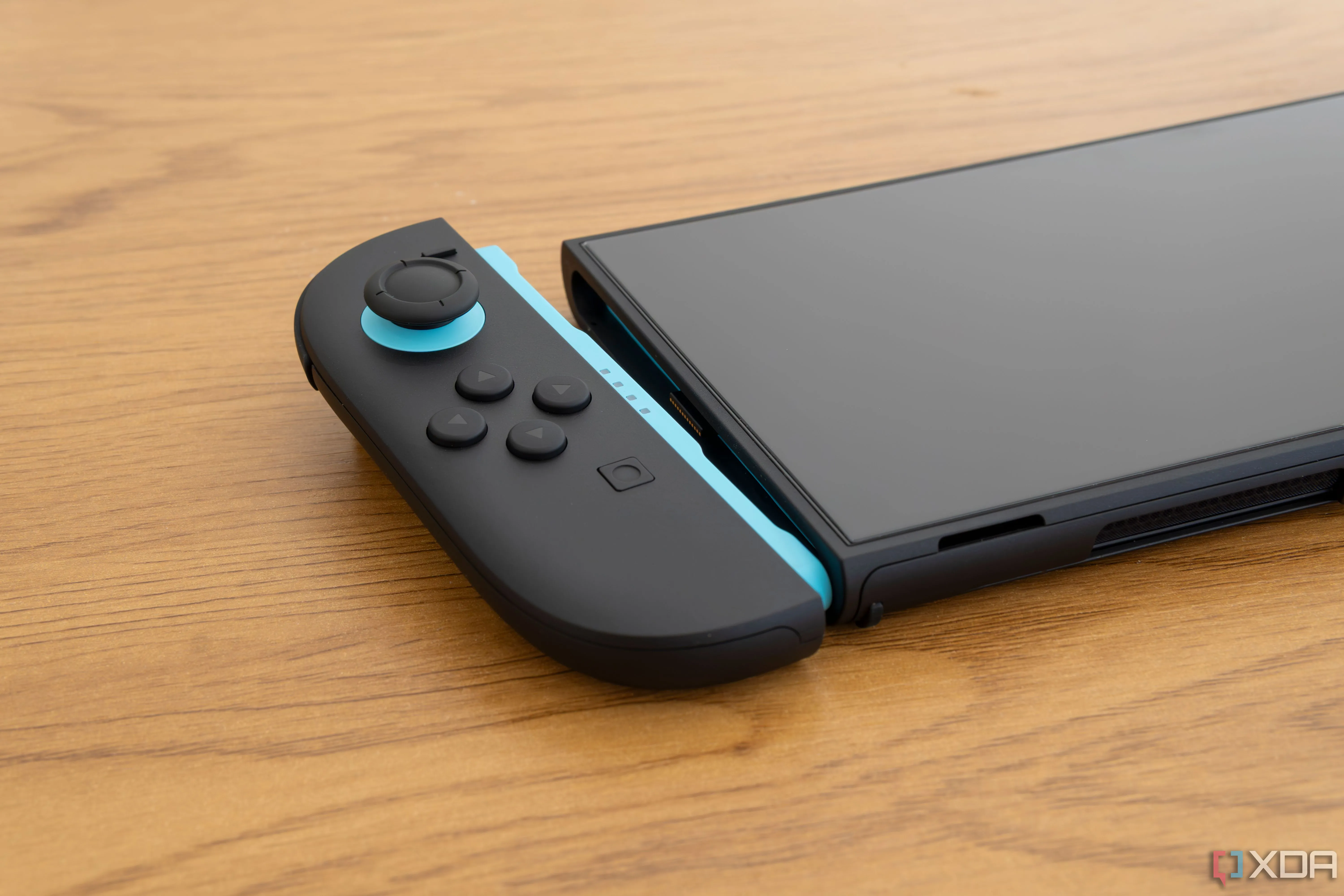 Tay cầm Joy-Con 2 tháo rời cạnh khe gắn trên thân máy Switch 2