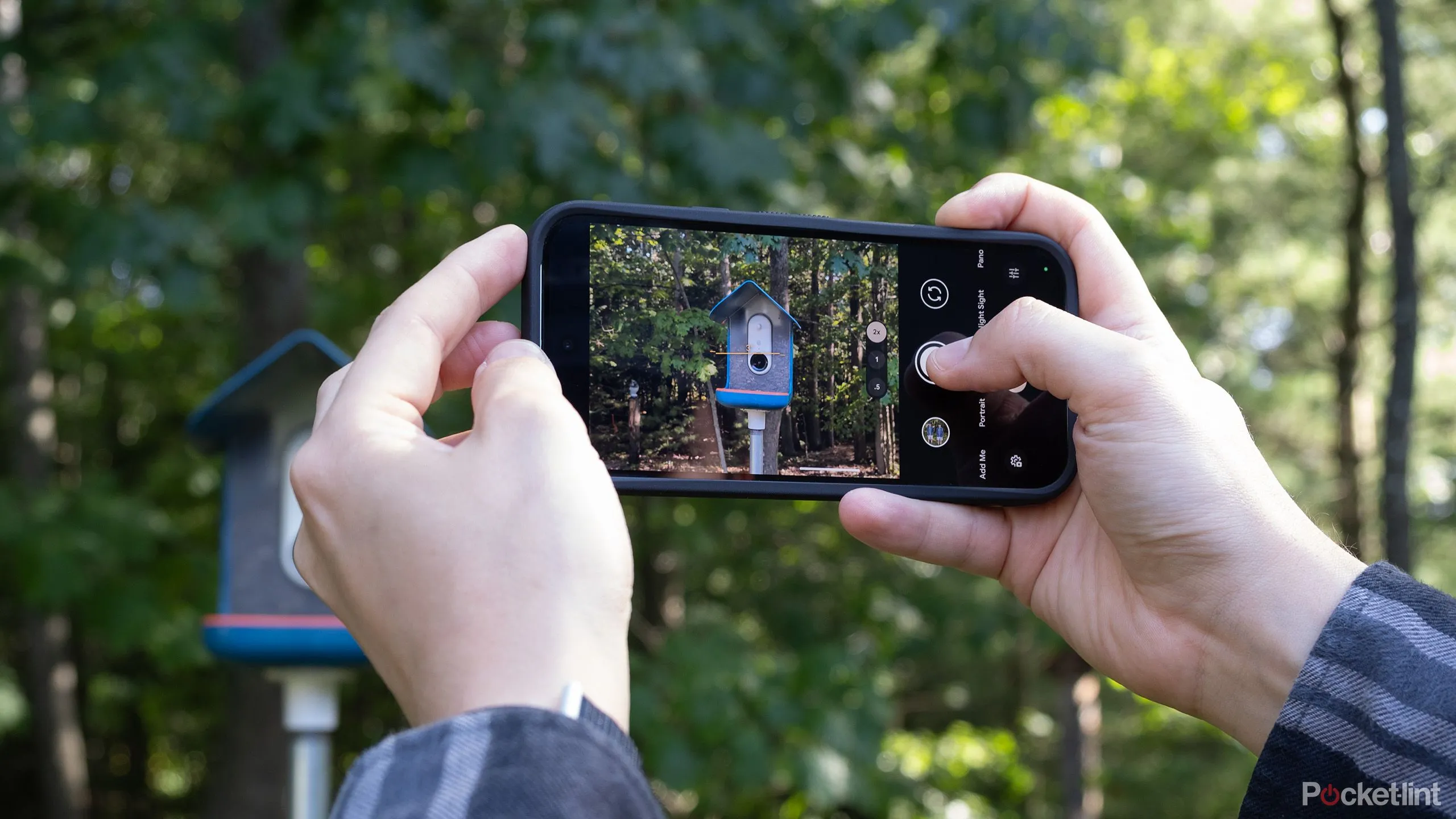 Thanh camera đặc trưng ở mặt lưng của điện thoại Google Pixel 9.