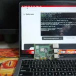 Thiết bị Raspberry Pi chạy Tailscale kết nối với máy tính