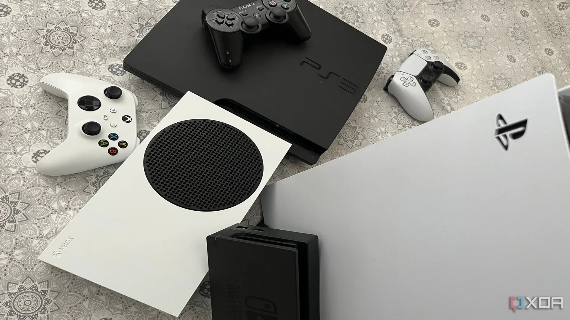 Tổng hợp các máy chơi game console: PS5, Xbox Series X, dock Nintendo Switch và PS3