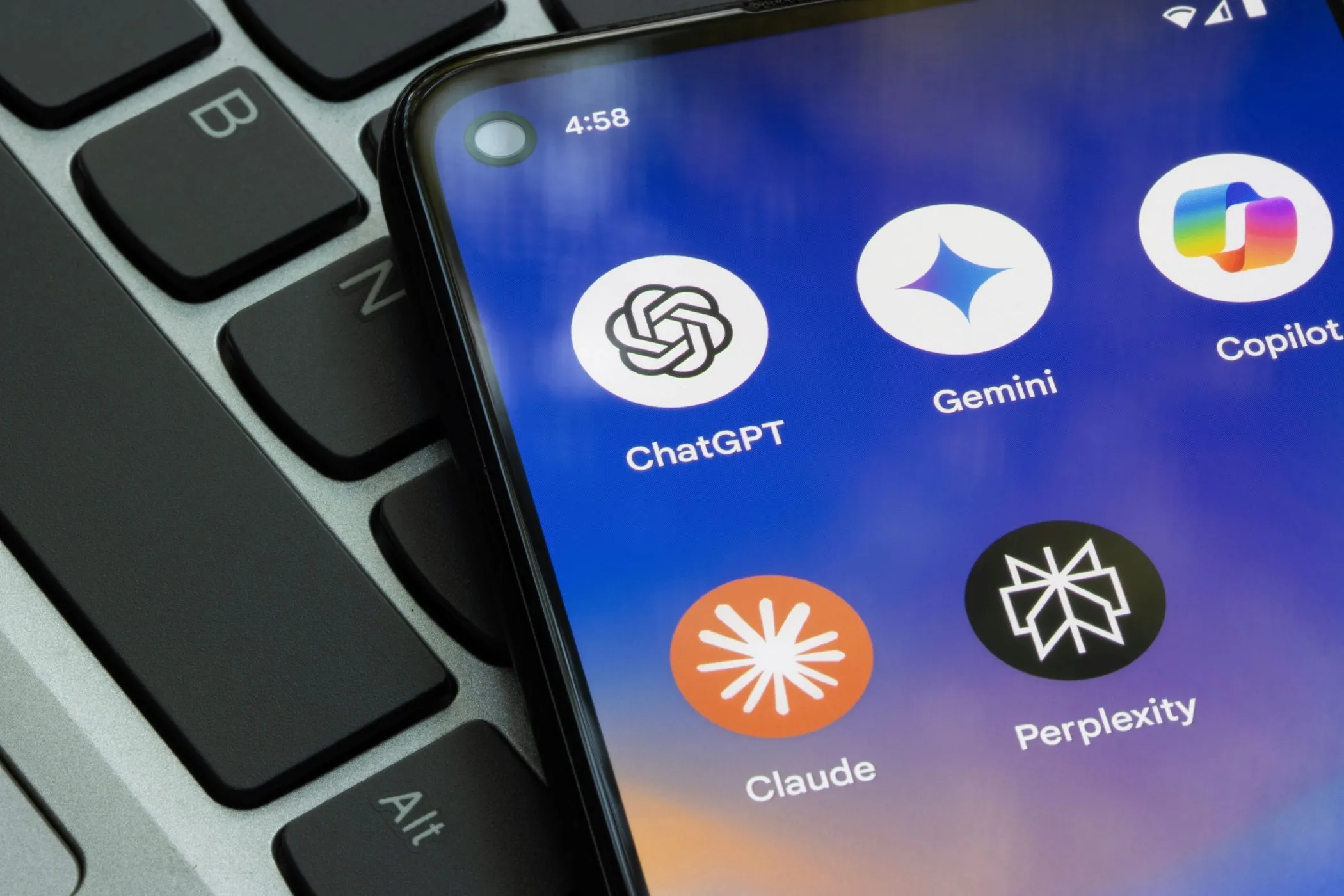 Các ứng dụng chatbot AI trên màn hình điện thoại thông minh, minh họa khả năng xử lý cuộc trò chuyện dài và phức tạp.
