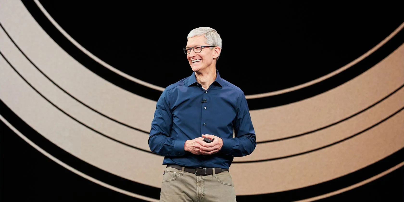 CEO Apple Tim Cook tại sự kiện ra mắt sản phẩm, thể hiện chiến lược thị trường toàn cầu