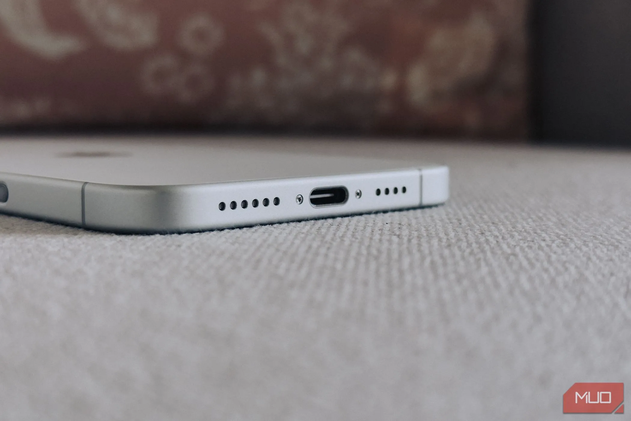 Cổng USB-C và loa ngoài của iPhone 16 Plus giúp kiểm tra loa và micro