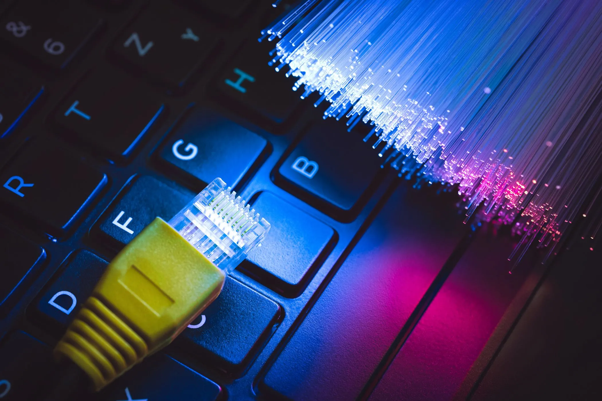 Đầu nối cáp Ethernet trên bàn phím laptop, gợi ý giải pháp kết nối mạng có dây ổn định hơn Wi-Fi, đặc biệt khi thiết bị có phạm vi thu sóng yếu hoặc ở xa router.
