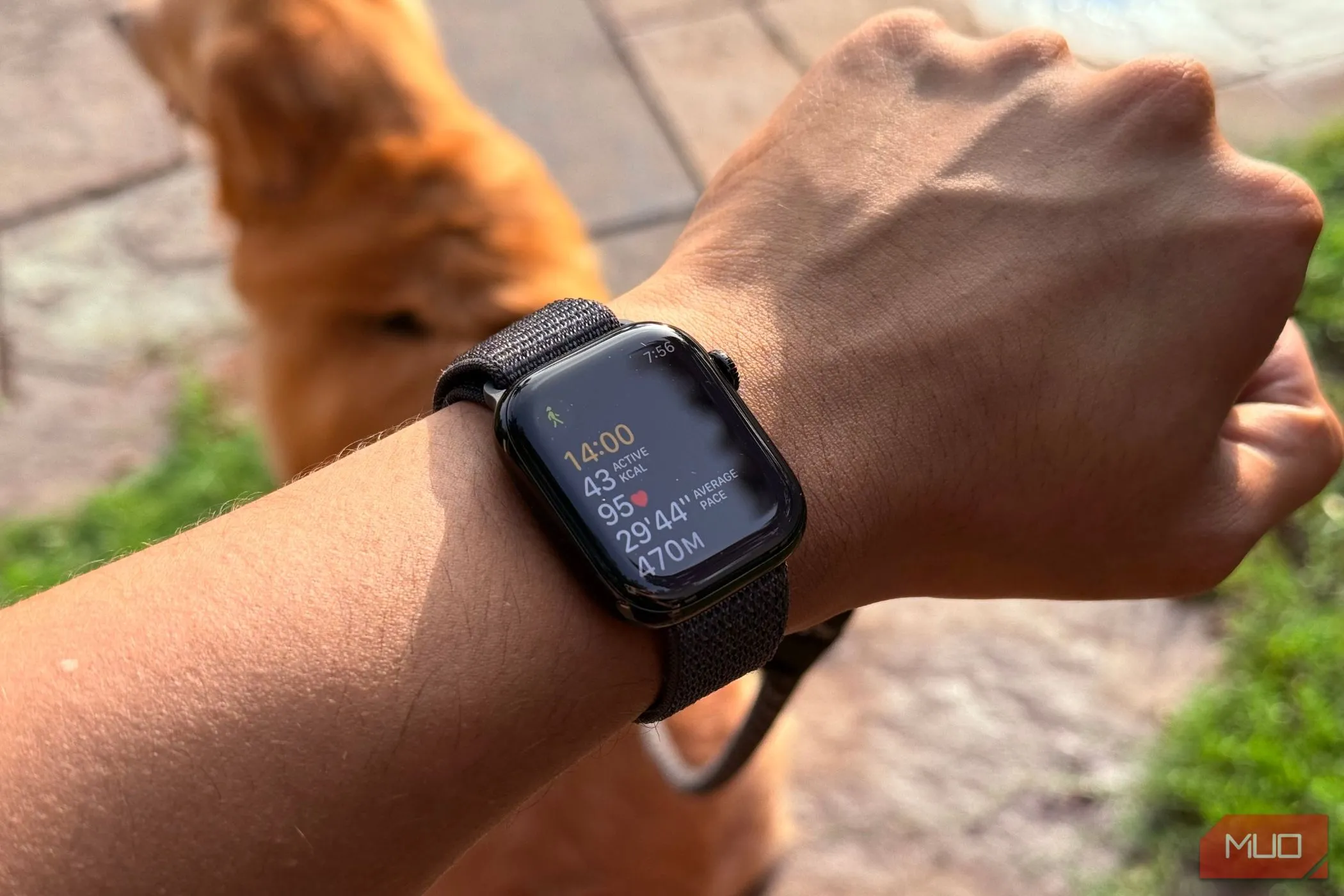 Đồng hồ Apple Watch trên cổ tay người dùng hiển thị ứng dụng tập luyện với các chỉ số hoạt động, minh họa tính năng điều chỉnh mục tiêu.