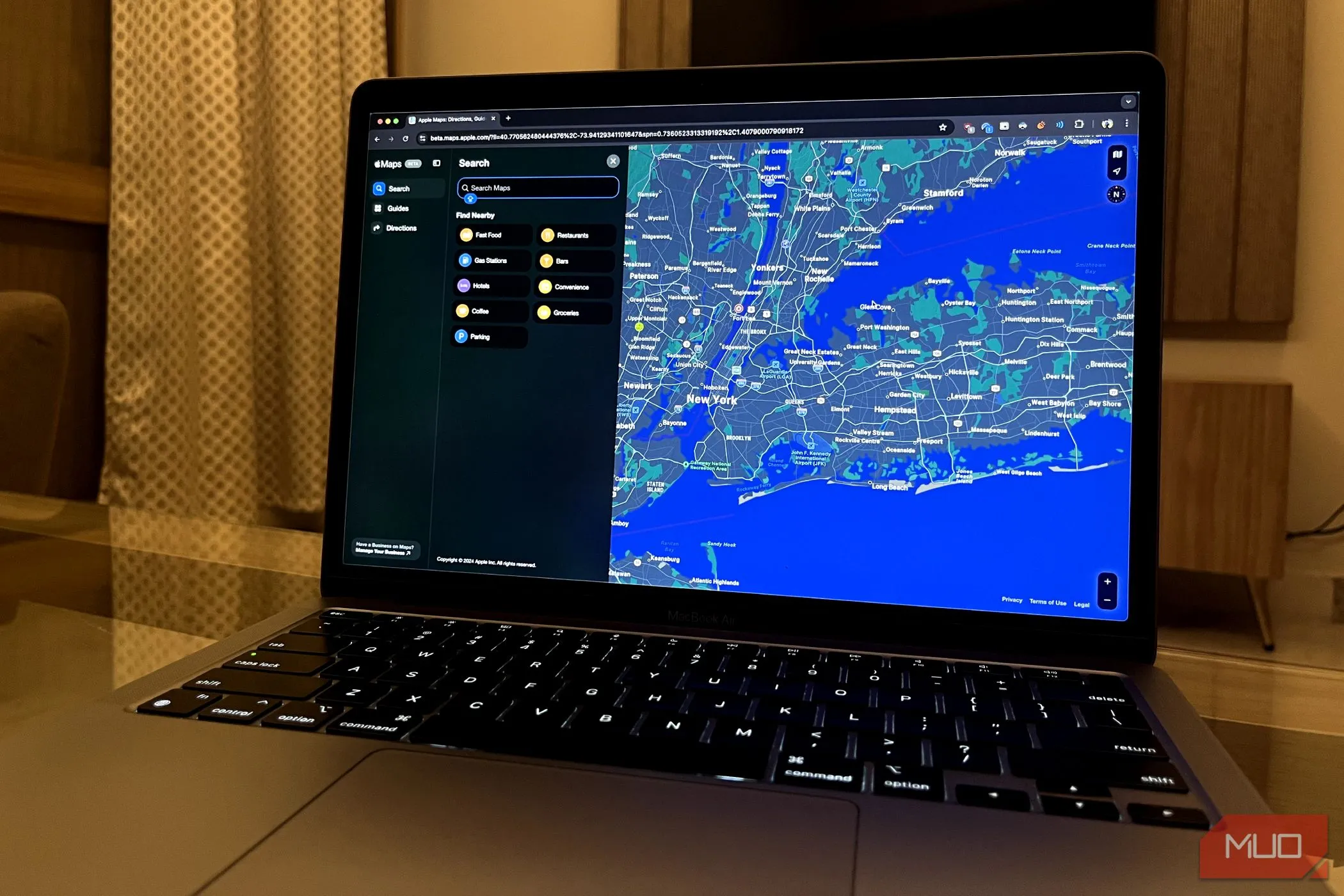 Giao diện Apple Maps trên trình duyệt Chrome hiển thị trên MacBook