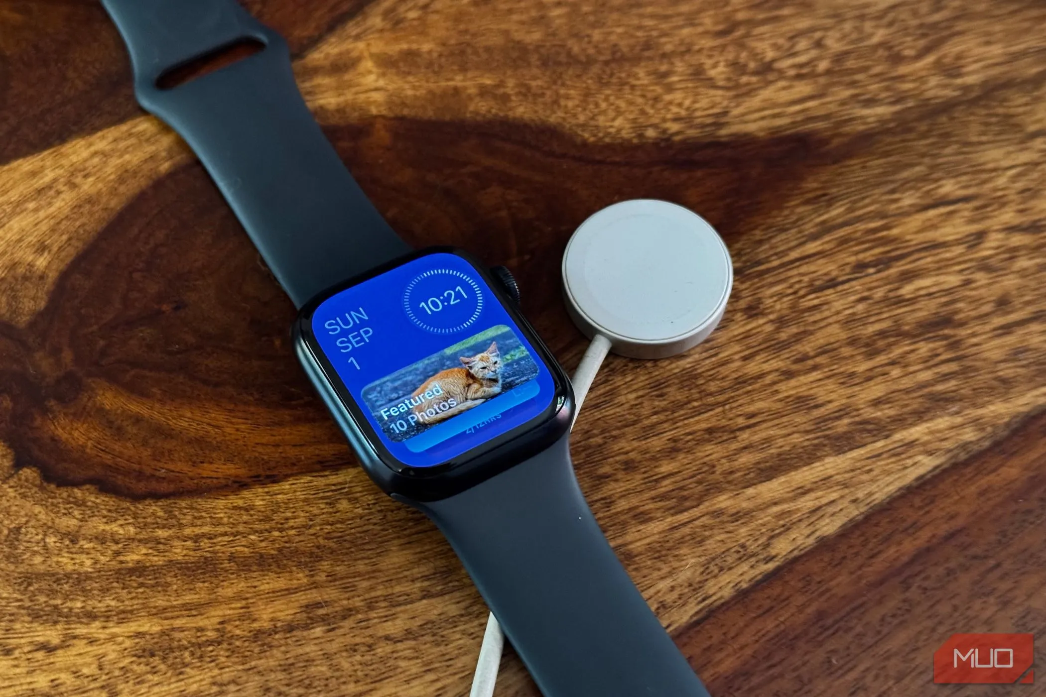 Giao diện Apple Watch với dock sạc, tượng trưng cho quá trình cập nhật phần mềm liền mạch và đồng bộ trên các thiết bị Apple.