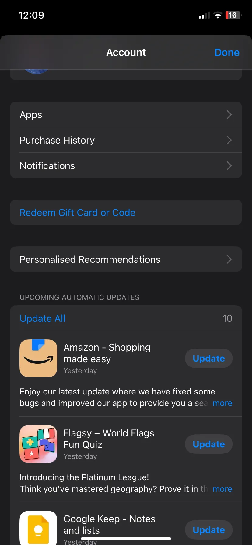 Giao diện mục cập nhật ứng dụng trong App Store trên iOS, hiển thị danh sách các ứng dụng cần cập nhật.