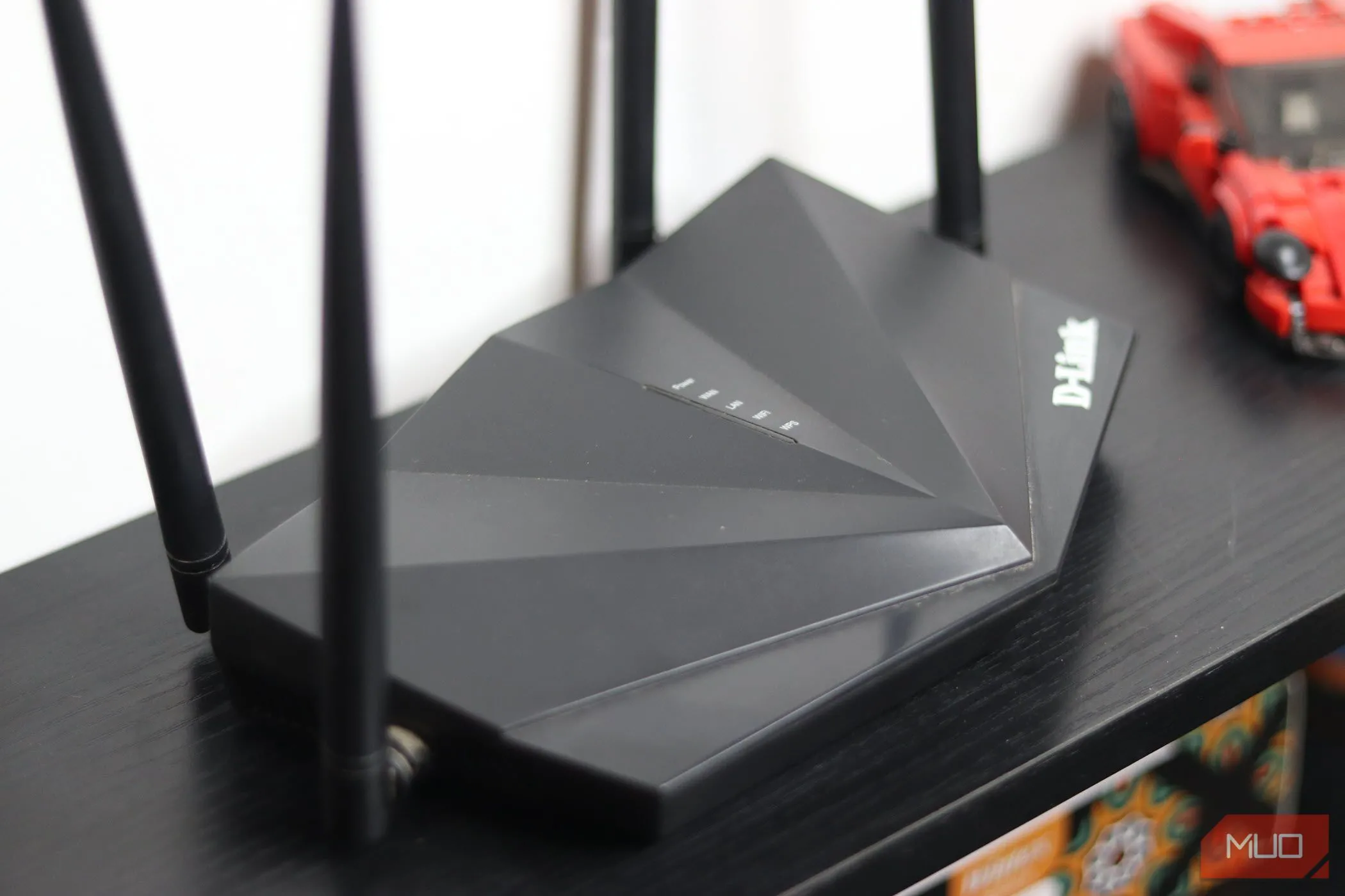 Hình ảnh một router Wi-Fi N300 đời cũ, biểu tượng cho thiết bị đã lỗi thời, thường là nguyên nhân chính gây ra tình trạng Wi-Fi chập chờn và cần được nâng cấp để cải thiện hiệu suất mạng.