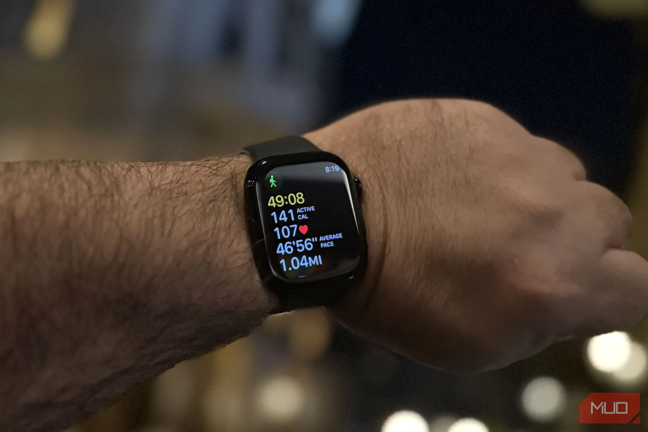 Màn hình Apple Watch Series 10 hiển thị thông tin tập luyện và dữ liệu sức khỏe tổng hợp trong ứng dụng Sức khỏe.