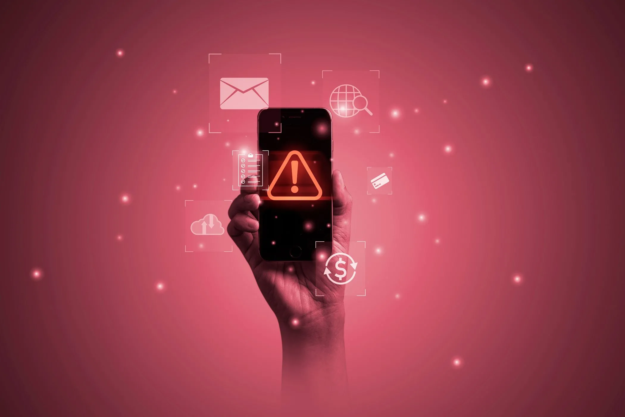 Một bàn tay đang cầm điện thoại thông minh với hình ảnh cảnh báo malware, minh họa rủi ro bảo mật từ ứng dụng