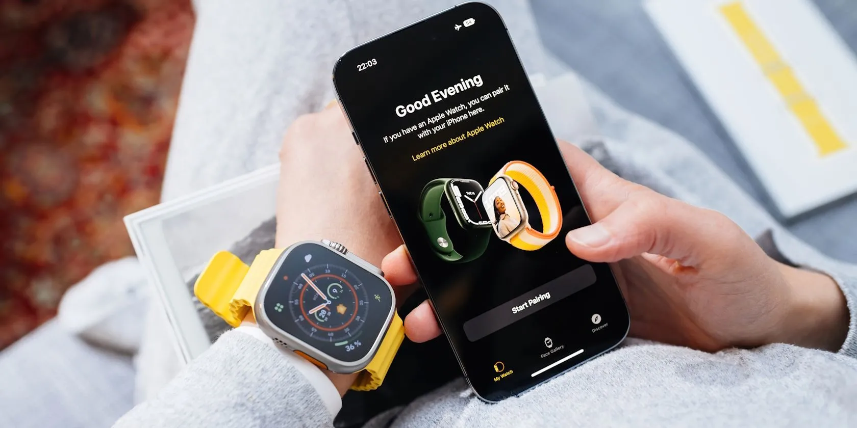 Người dùng đang thực hiện ghép nối Apple Watch Ultra với iPhone, minh họa quy trình kết nối đơn giản của hệ sinh thái Apple.