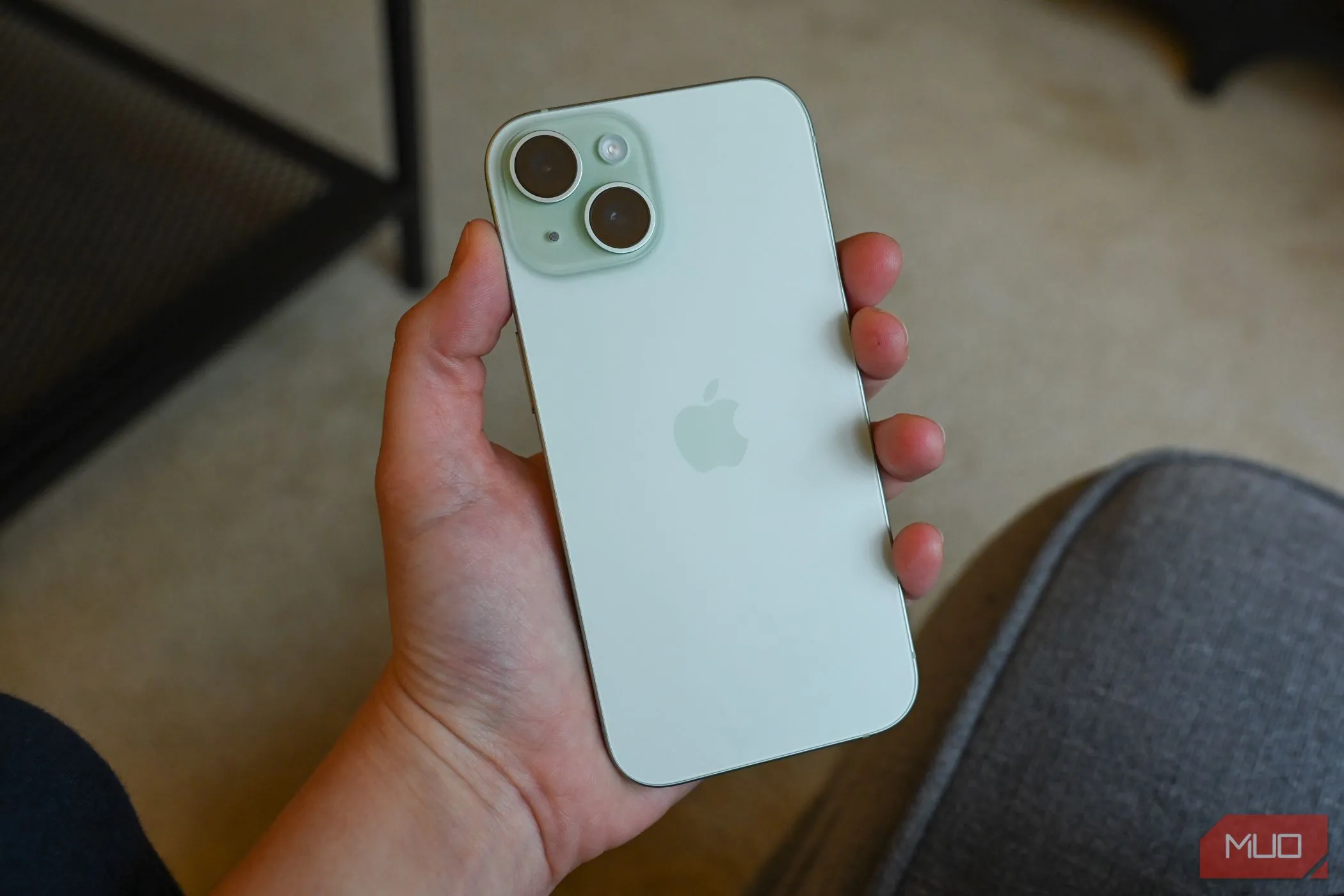 Người dùng trải nghiệm iPhone 15 với thiết kế viền phẳng và Dynamic Island