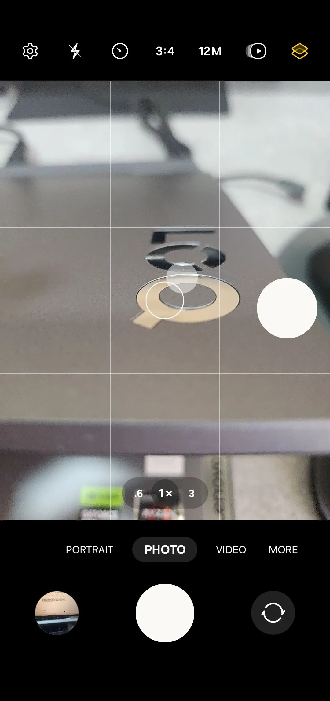 Nút chụp nổi đang được kéo trên giao diện ứng dụng Camera Samsung.
