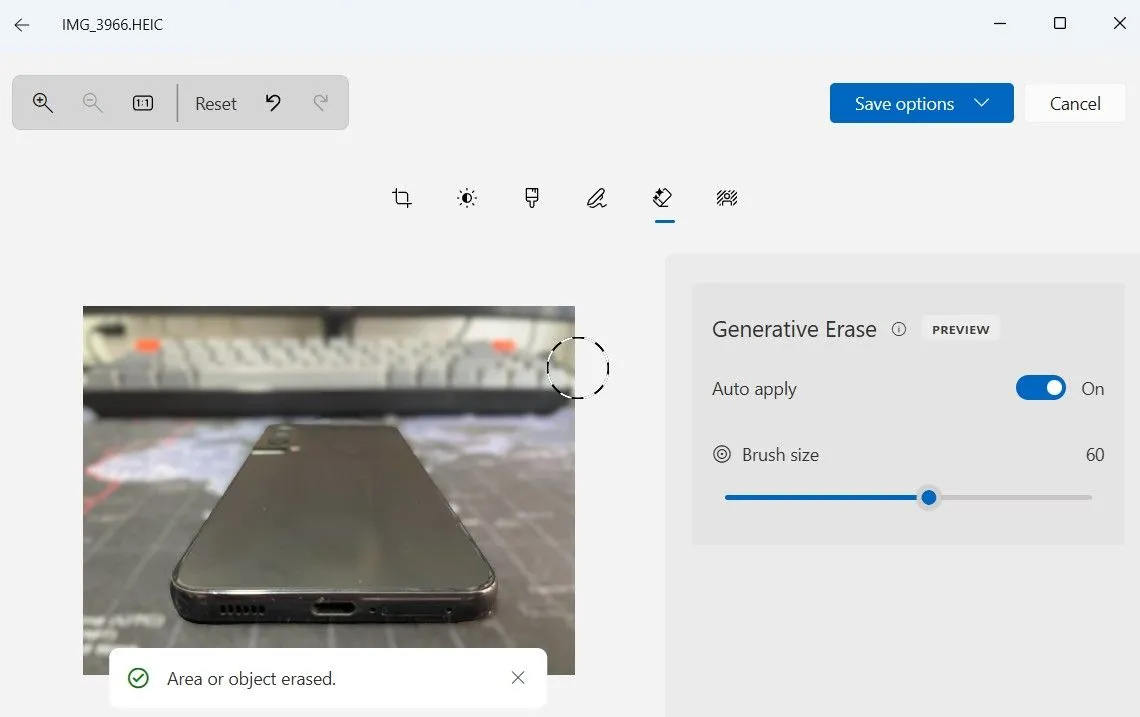 Tính năng Generative Erase để xóa vật thể không mong muốn khỏi ảnh trong ứng dụng Photos Windows 11, một công cụ tẩy đối tượng AI hữu ích