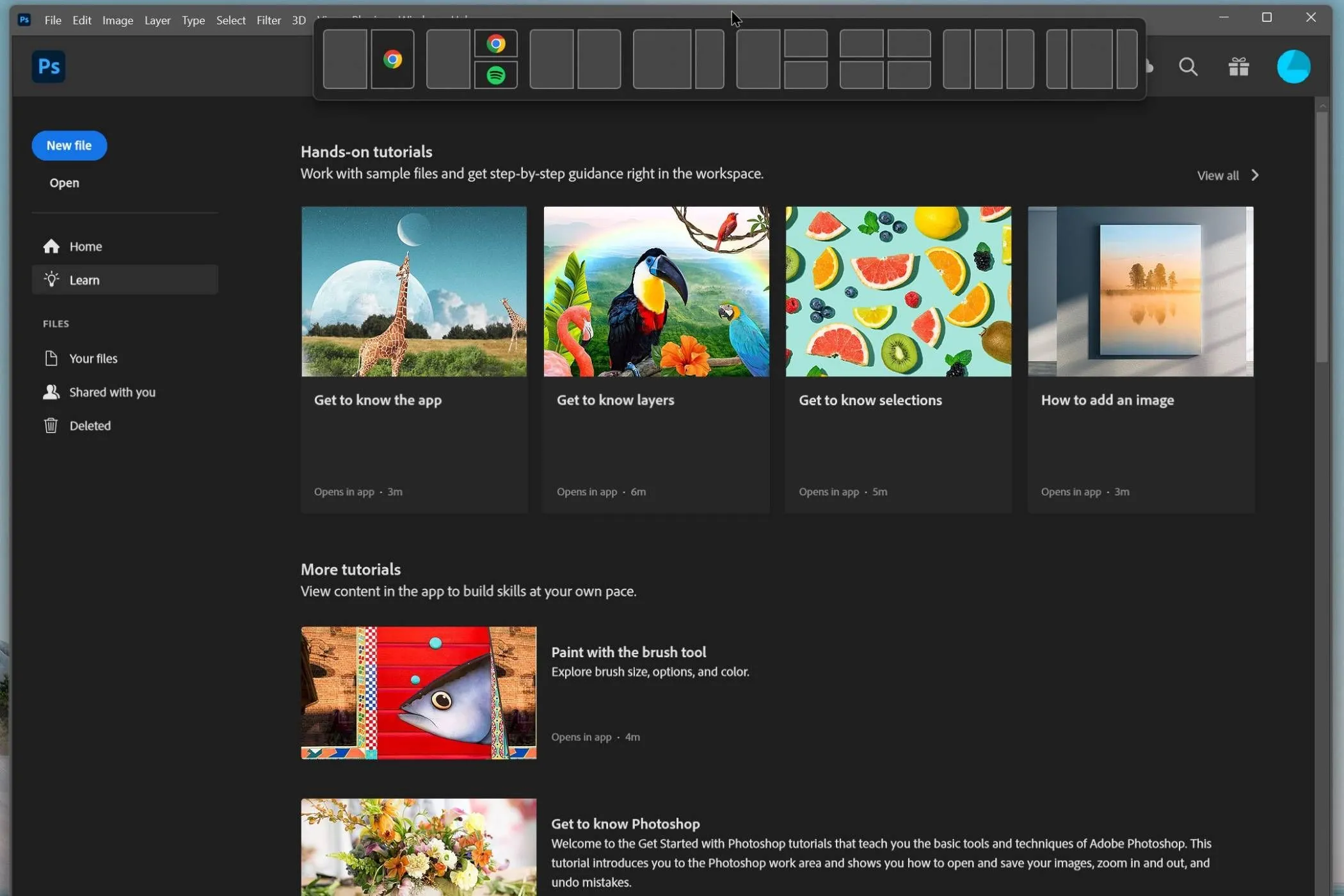 Ứng dụng Photoshop được kéo lên đầu màn hình, kích hoạt trình chọn bố cục Snap Layouts nhanh chóng trên Windows