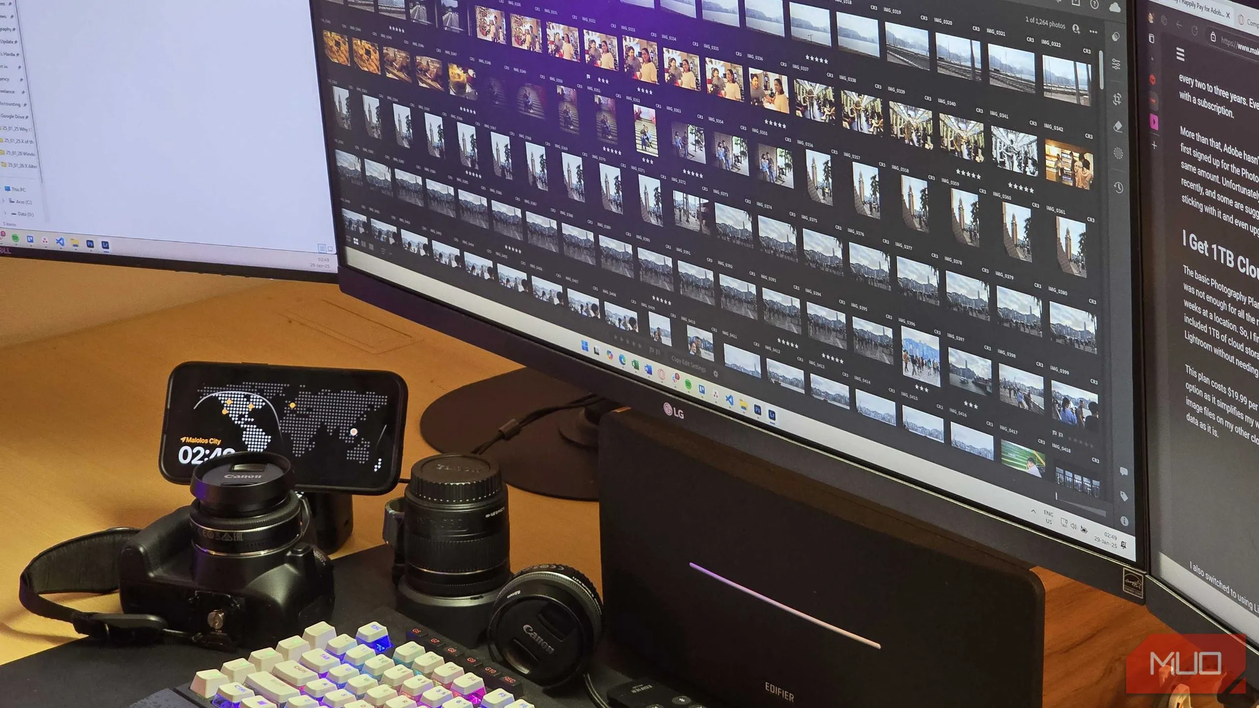 Adobe Lightroom hiển thị thư viện ảnh trên màn hình máy tính với thiết bị chụp ảnh