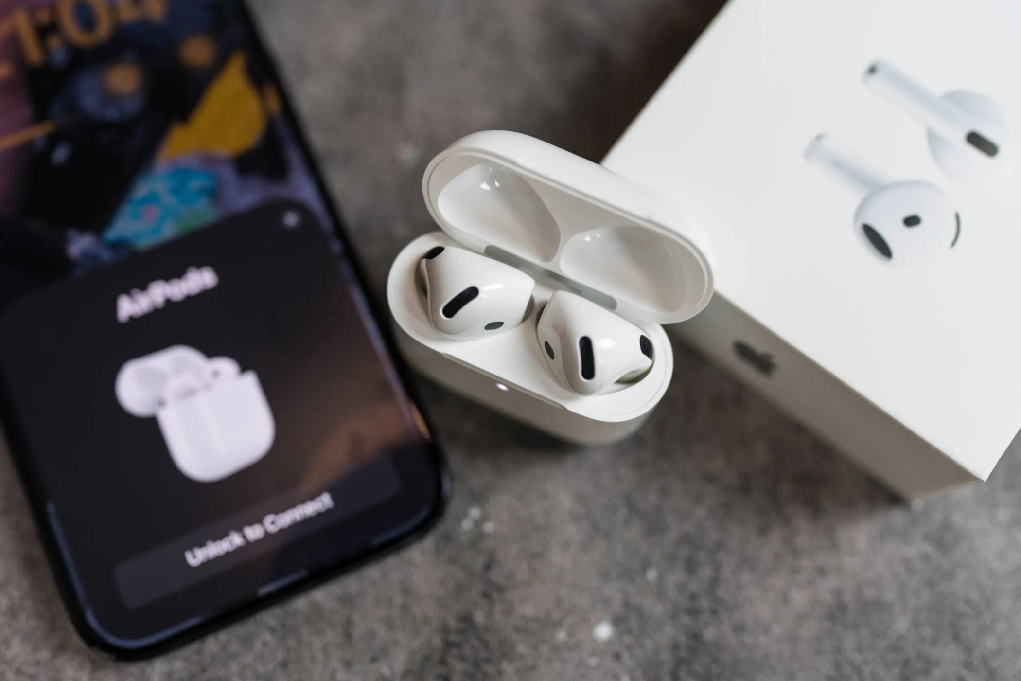 AirPods tự động kết nối với iPhone thông qua công nghệ NFC khi mở nắp hộp