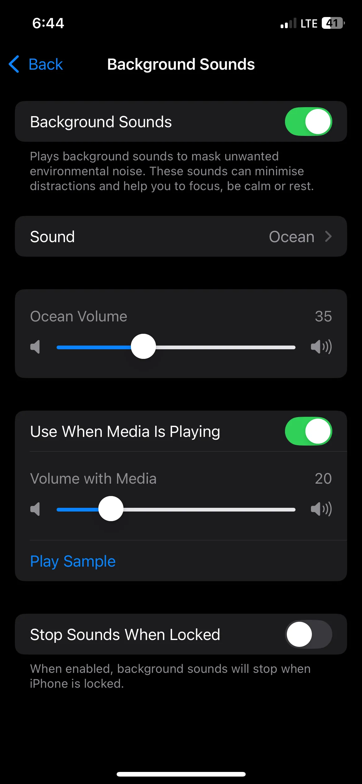 Âm thanh nền (Background Sounds) trên iPhone được thay đổi sang tiếng sóng biển.