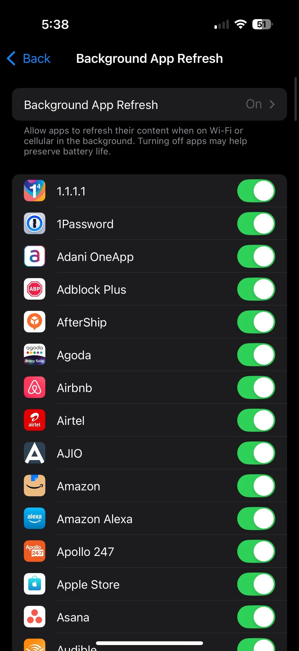 Ảnh chụp màn hình cài đặt làm mới ứng dụng trong nền trên iPhone, hiển thị các tùy chọn quản lý dữ liệu di động cho từng ứng dụng.