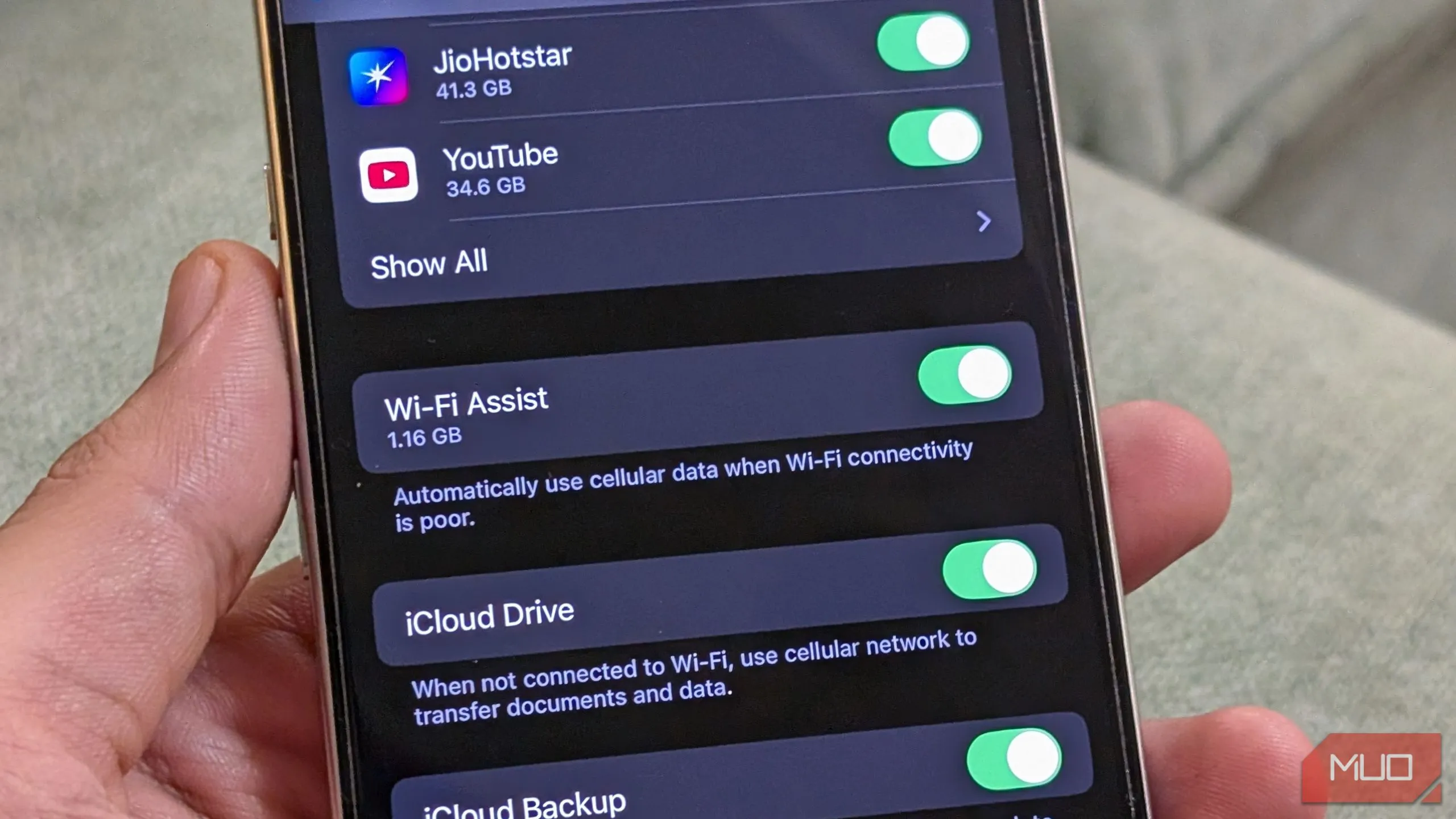 Ảnh chụp màn hình cài đặt Wi-Fi Assist trên iPhone, cho thấy vị trí công tắc để vô hiệu hóa tính năng tự động chuyển sang 4G khi Wi-Fi yếu.