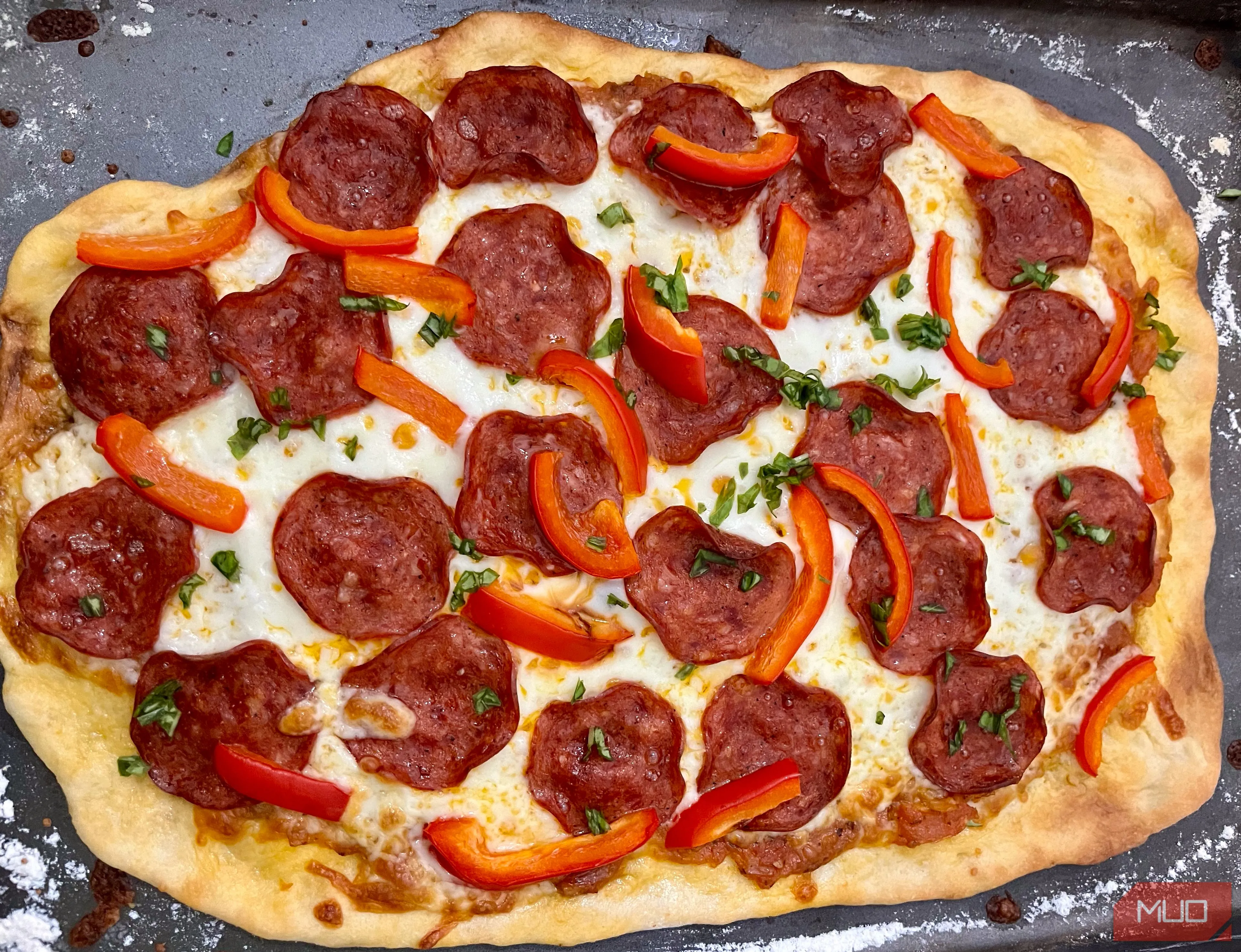 Ảnh chụp pizza pepperoni áp dụng quy tắc bố cục một phần ba