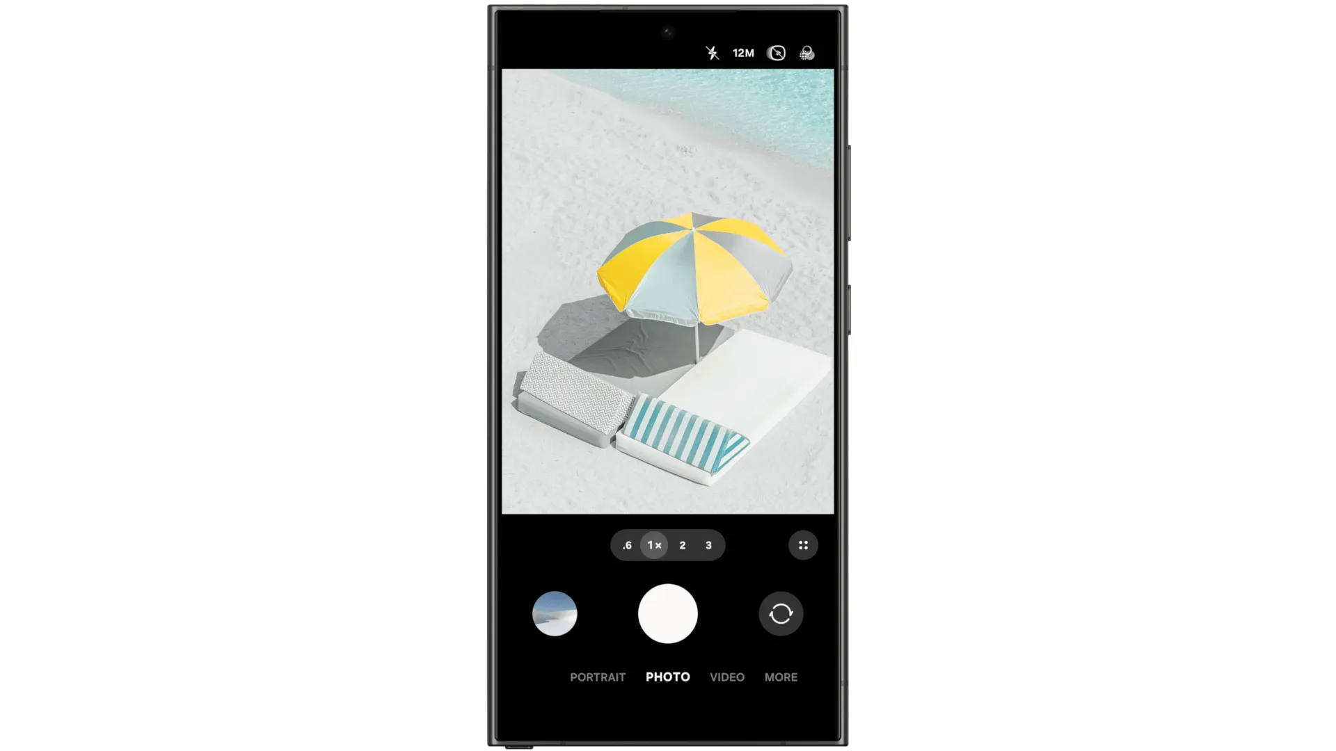 Ảnh động GIF minh họa giao diện ứng dụng Camera được tối ưu lại trên One UI 7, với các điều khiển chính dễ dàng thao tác bằng một tay.