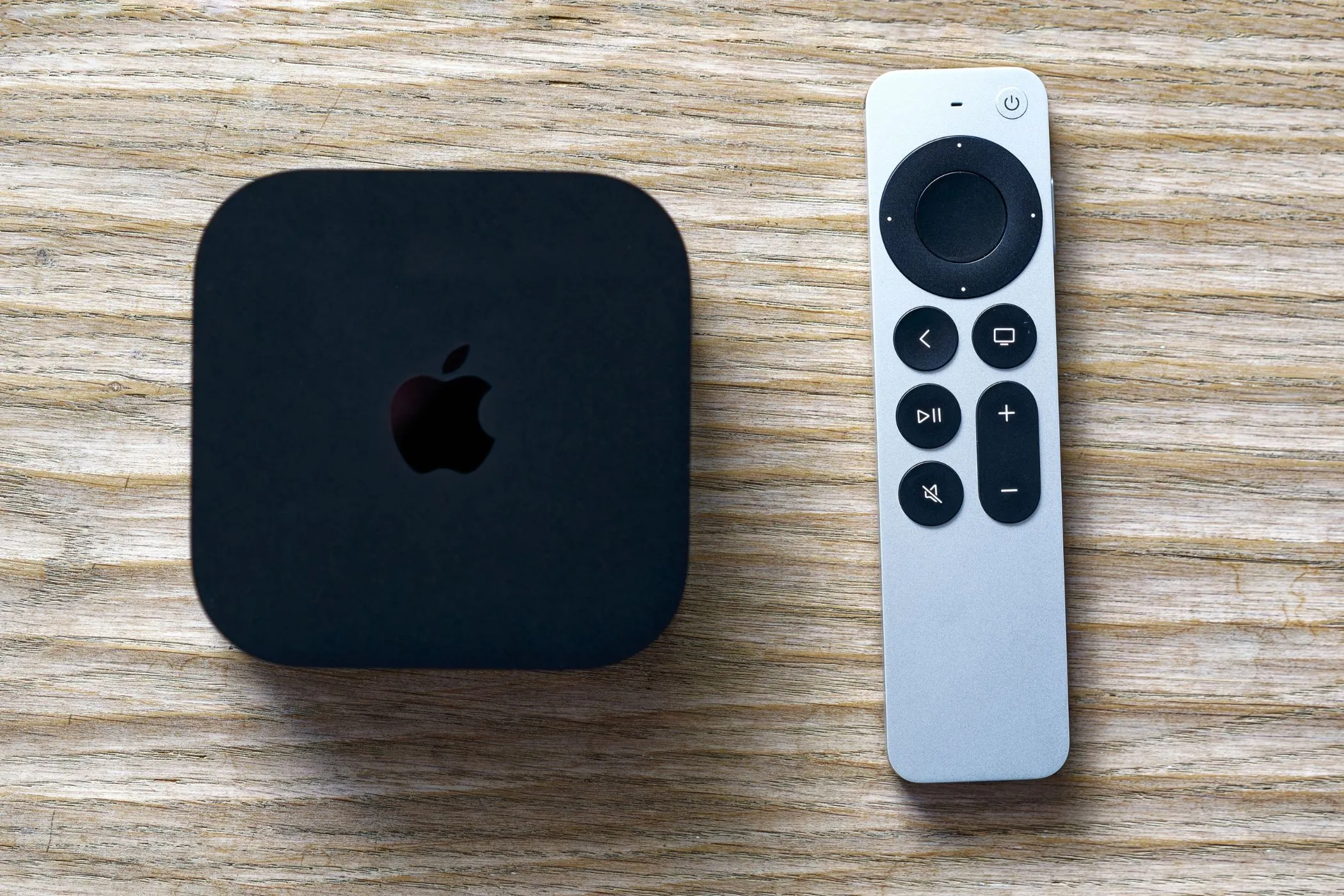 Apple TV 4K và điều khiển từ xa, thiết bị hỗ trợ AirPlay giúp kết nối iPhone với tivi