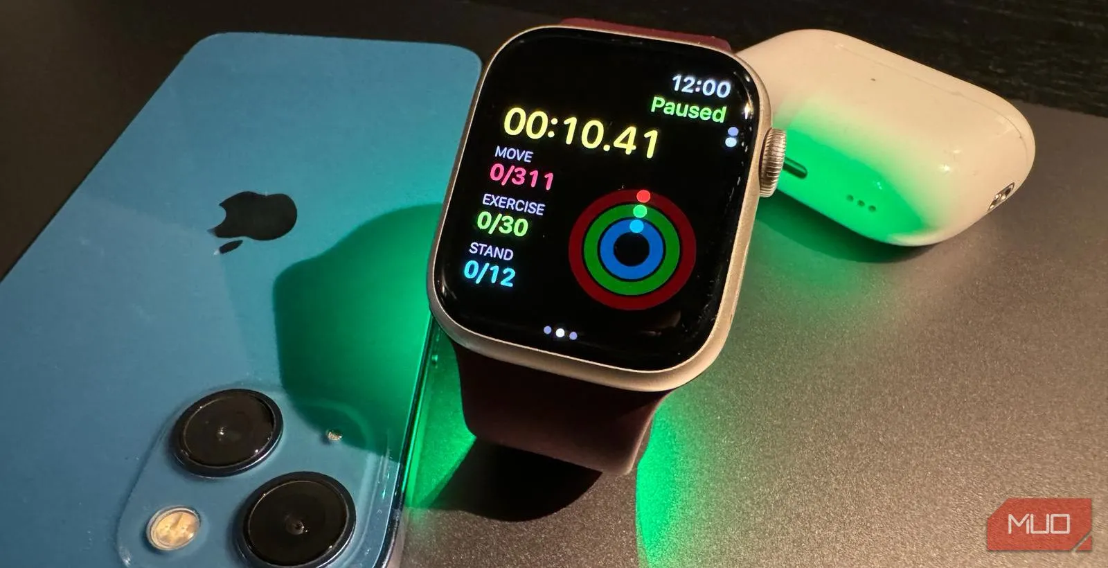 Apple Watch Series 9 đang chạy ứng dụng tập luyện với màn hình lớn và rõ nét