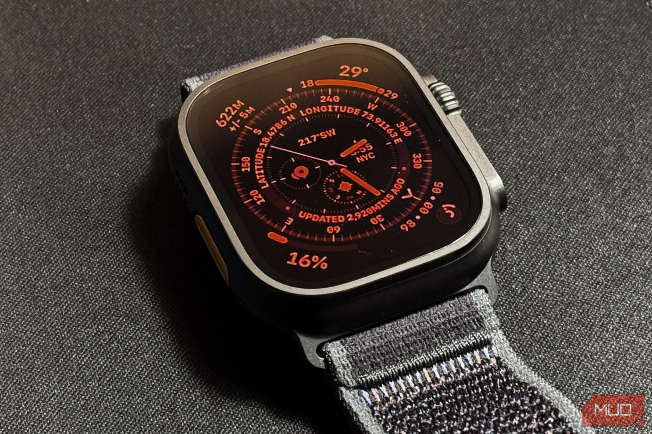 Apple Watch Ultra 2 hiển thị chế độ ban đêm màu đỏ trên mặt Wayfinder
