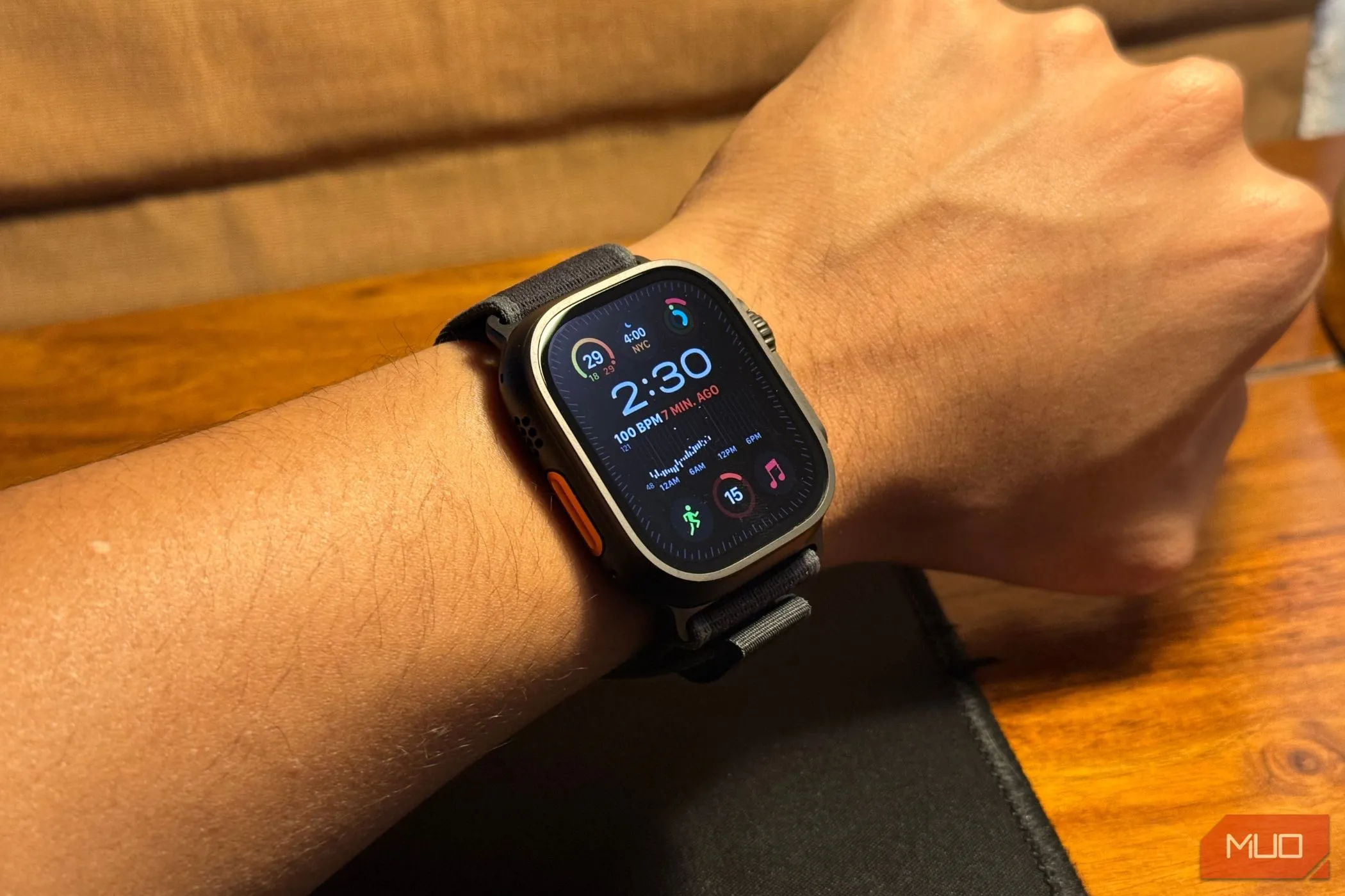 Apple Watch Ultra 2 phiên bản Titanium đen trên cổ tay, nổi bật phản hồi xúc giác