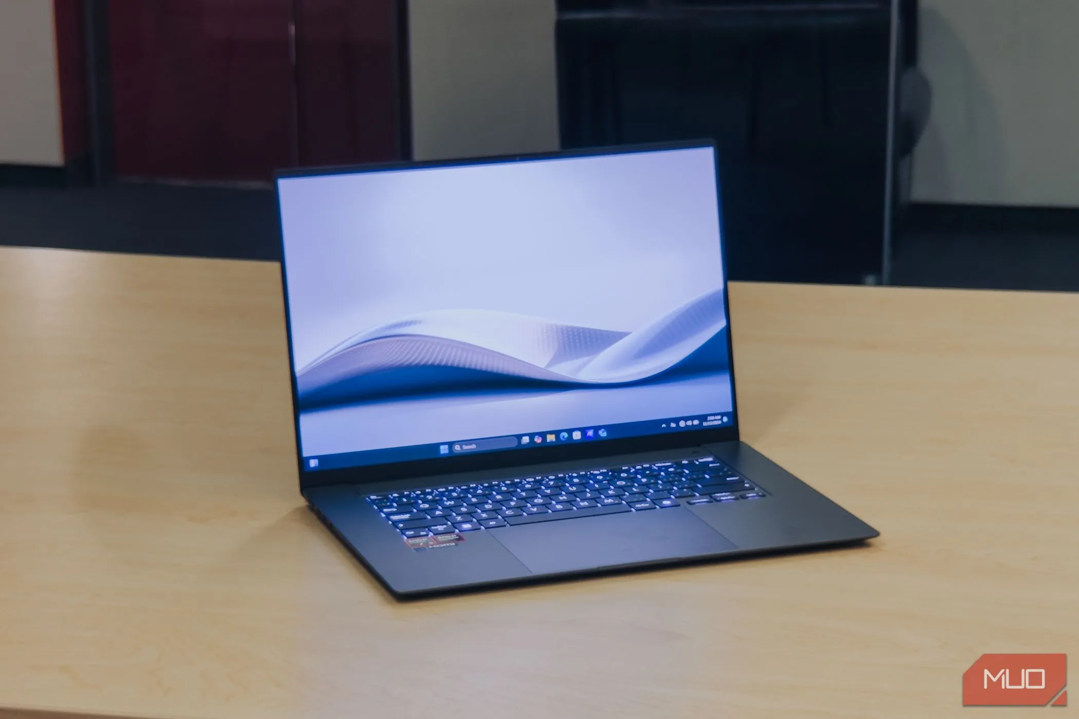 ASUS Zenbook S 16 OLED đang hoạt động trên bàn gỗ, thể hiện hiệu năng xử lý