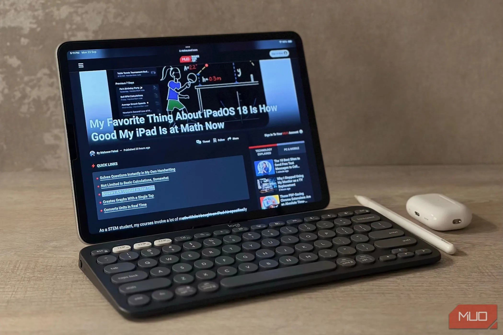 Bàn làm việc với iPad, Apple Pencil, bàn phím Logitech Pebble Keys 2 K380s và AirPods, thể hiện sự linh hoạt của bàn phím Bluetooth rời.