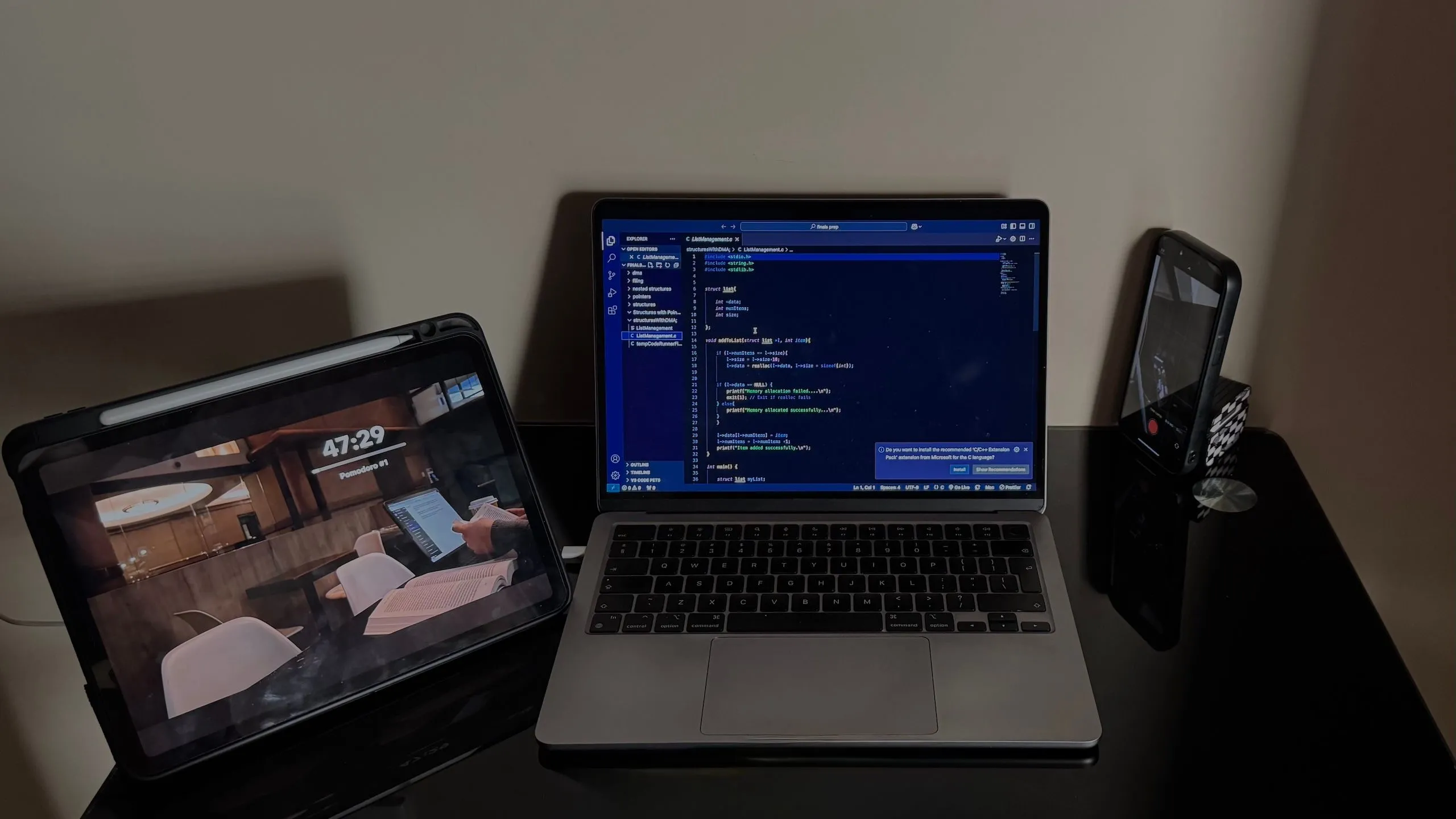 Bàn làm việc với iPad, iPhone và MacBook, thể hiện khả năng chuyển đổi thiết bị mượt mà của bàn phím Logitech Flip Folio.