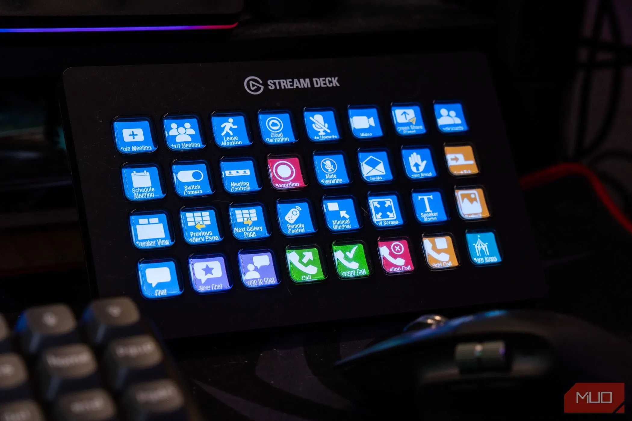 Bảng điều khiển Stream Deck XL hiển thị các nút chức năng cho cuộc gọi Zoom