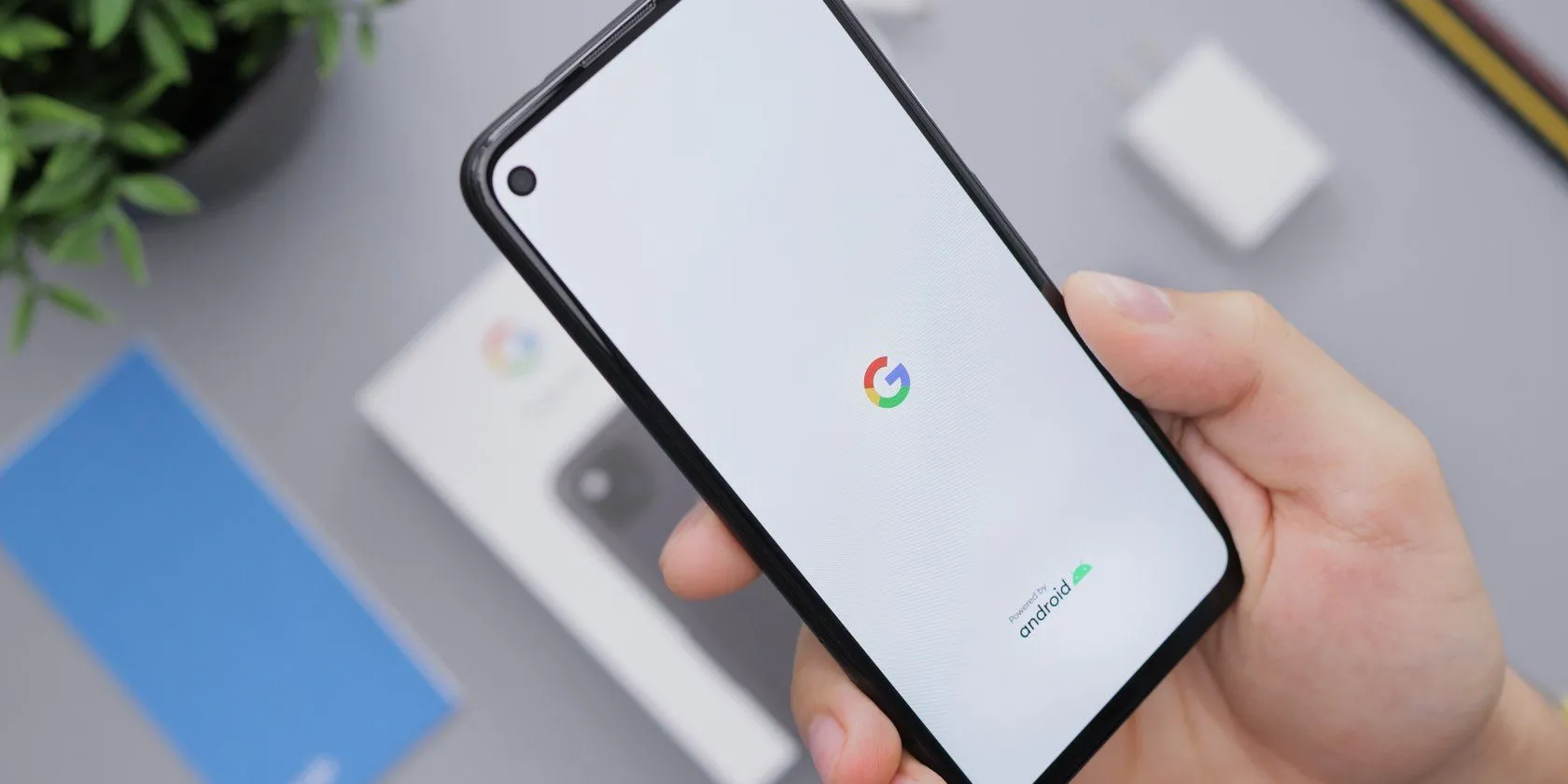 Biểu tượng Google hiển thị trên màn hình điện thoại Android, minh họa cho sự phổ biến của tài khoản Google.