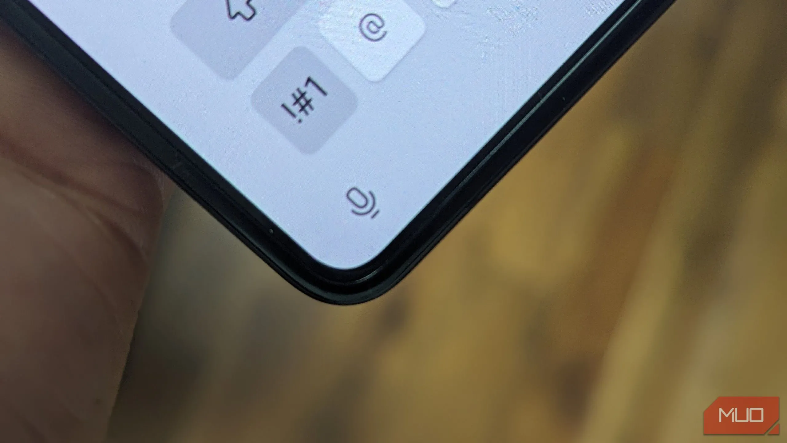 Biểu tượng micro ở góc dưới cùng của bàn phím ảo trên điện thoại Galaxy Z Fold 5
