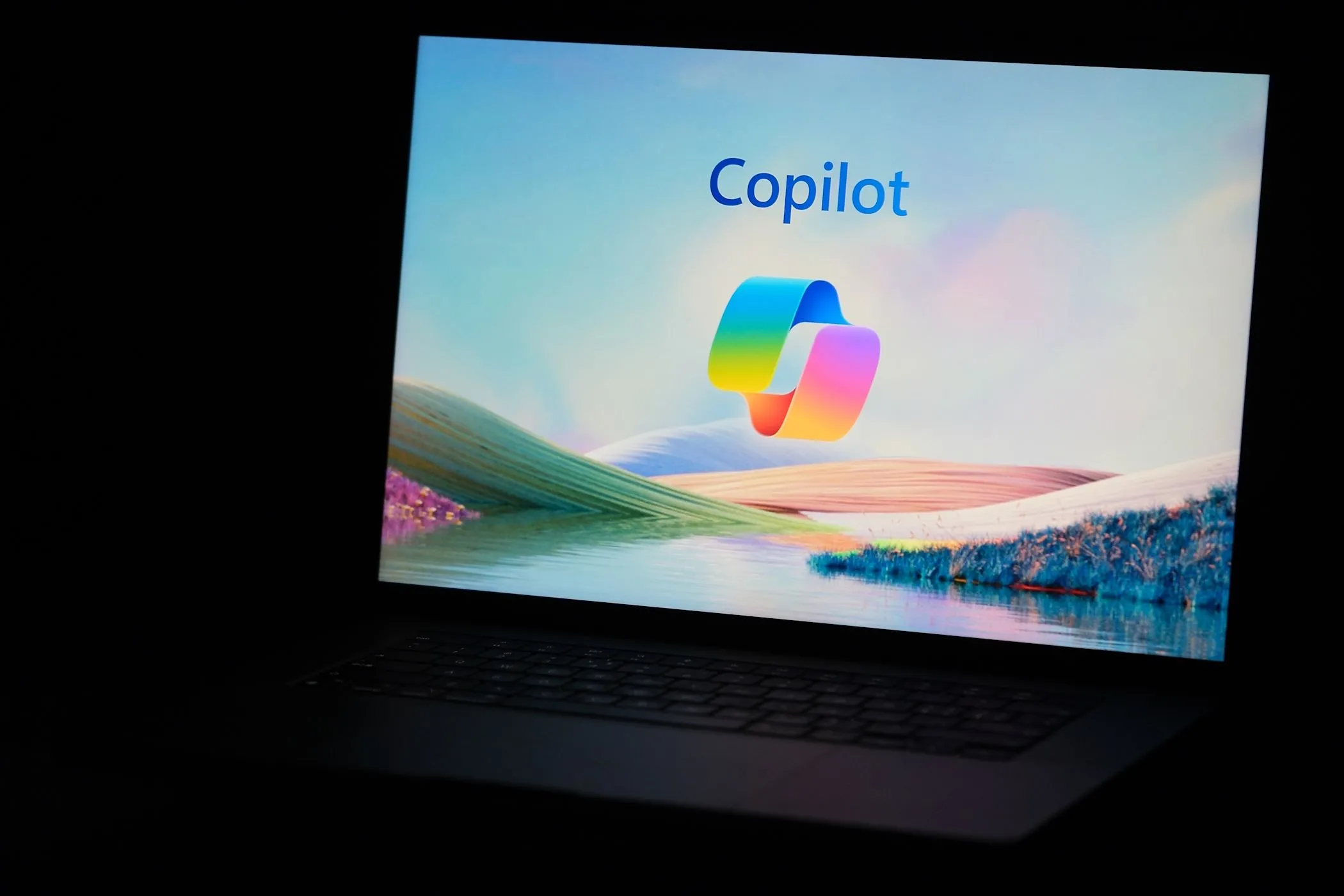 Biểu tượng Microsoft Copilot xuất hiện trên màn hình laptop chạy Windows