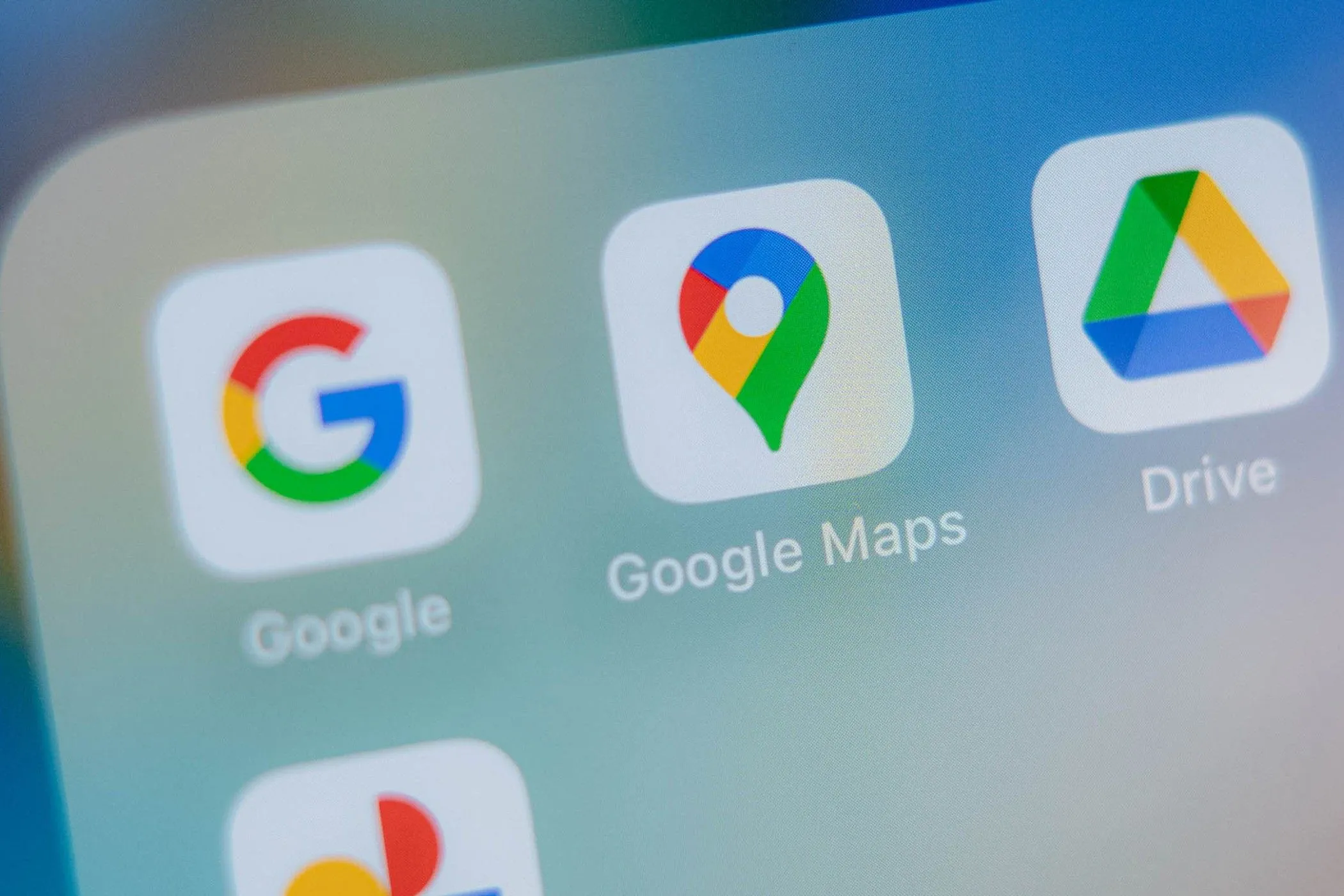 Biểu tượng ứng dụng Google Maps trên màn hình điện thoại, tượng trưng cho khả năng định vị và lên kế hoạch du lịch.